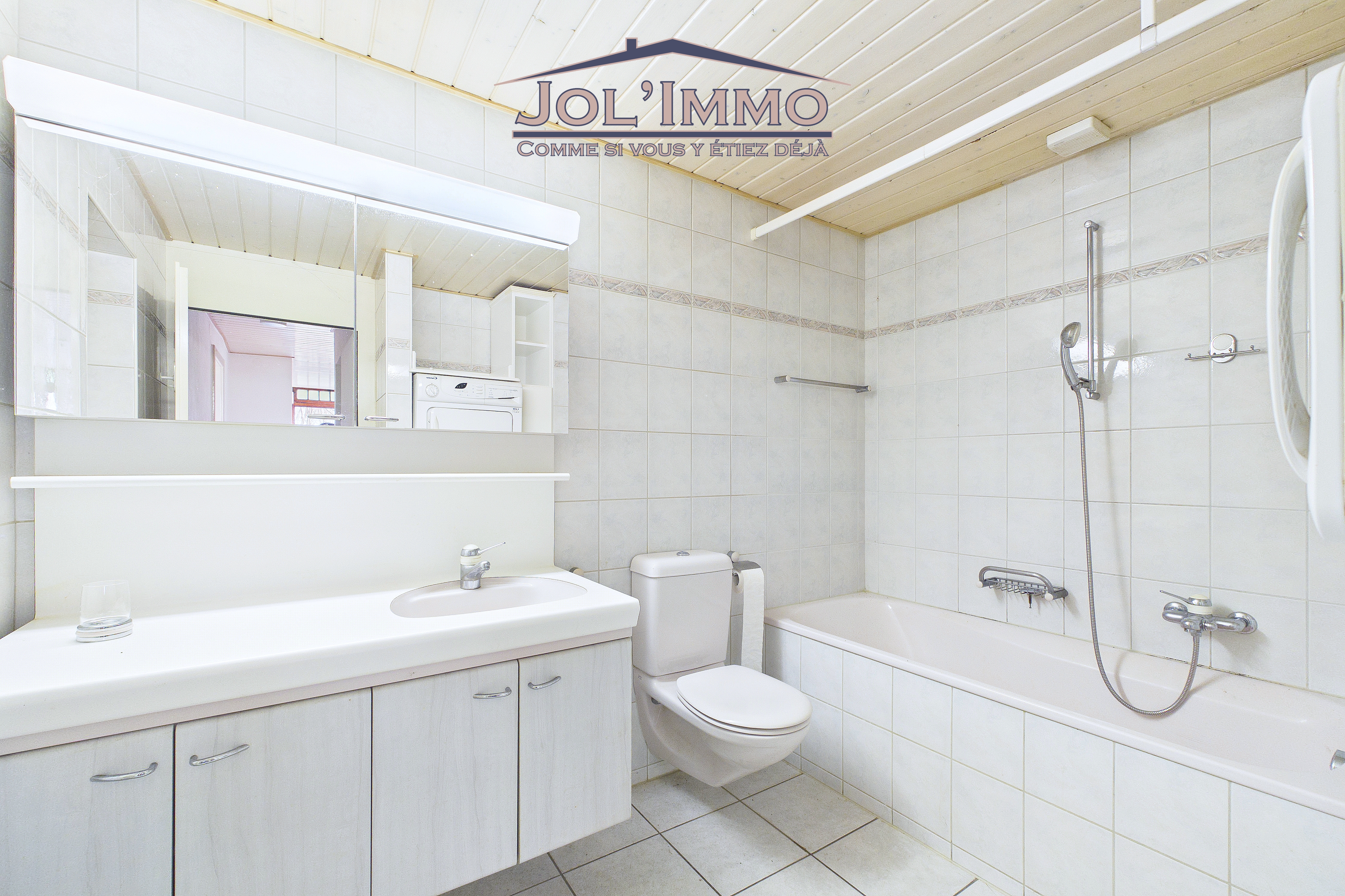 Helles Badezimmer mit Wanne, Waschtisch und WC