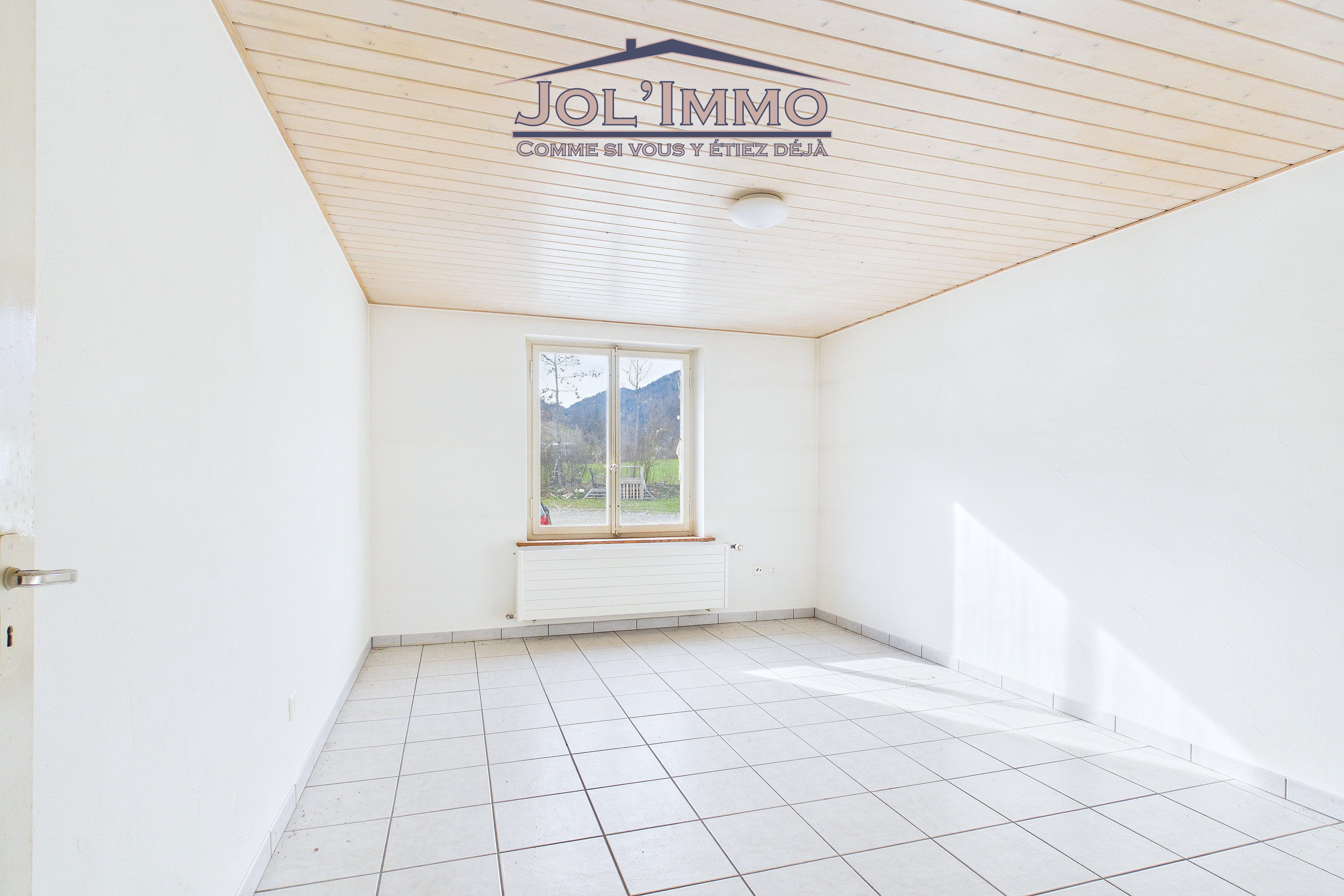 Leerer heller Raum mit Fenster