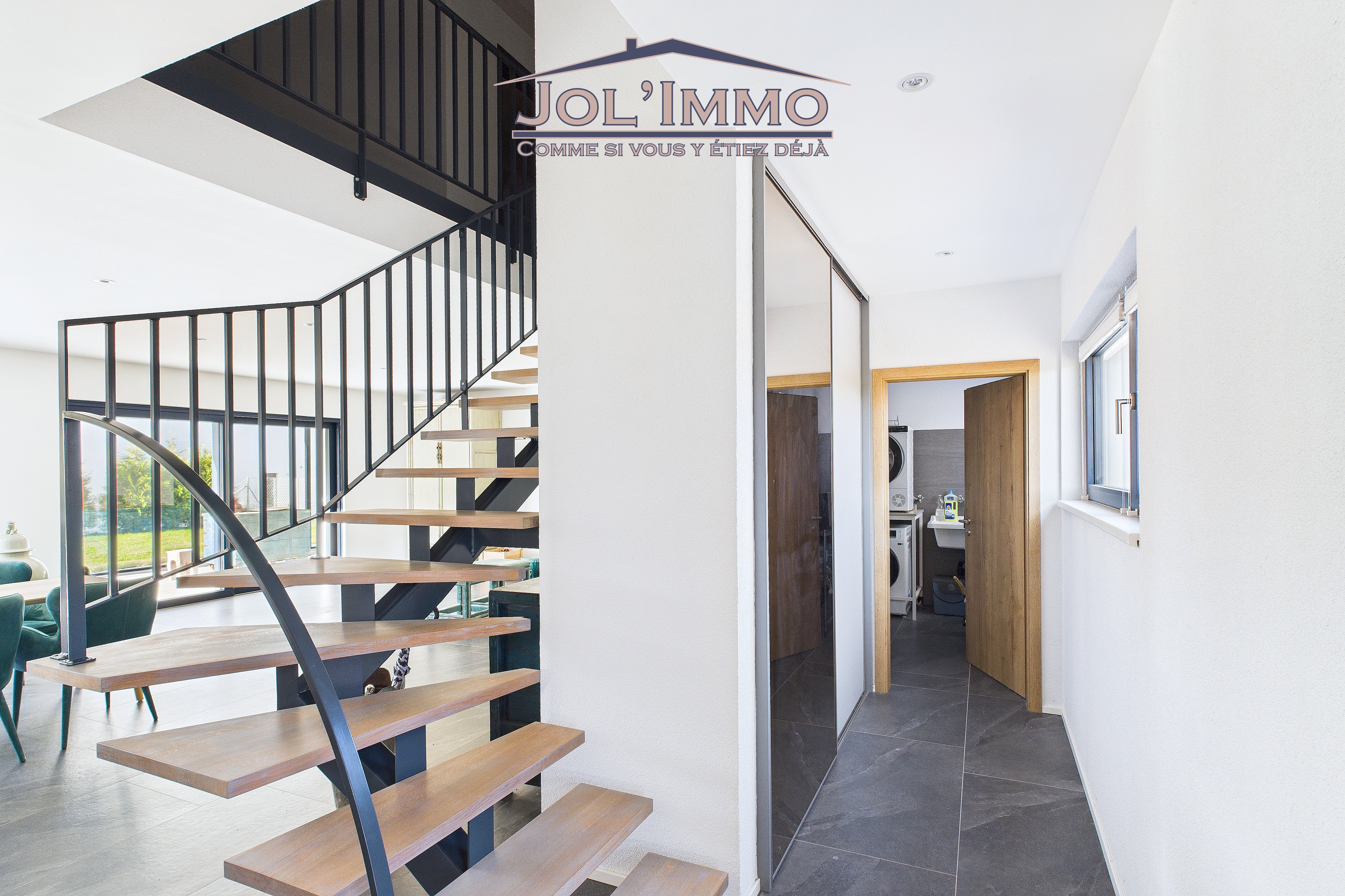 Moderne Treppe mit Flur und Hauswirtschaftsbereich