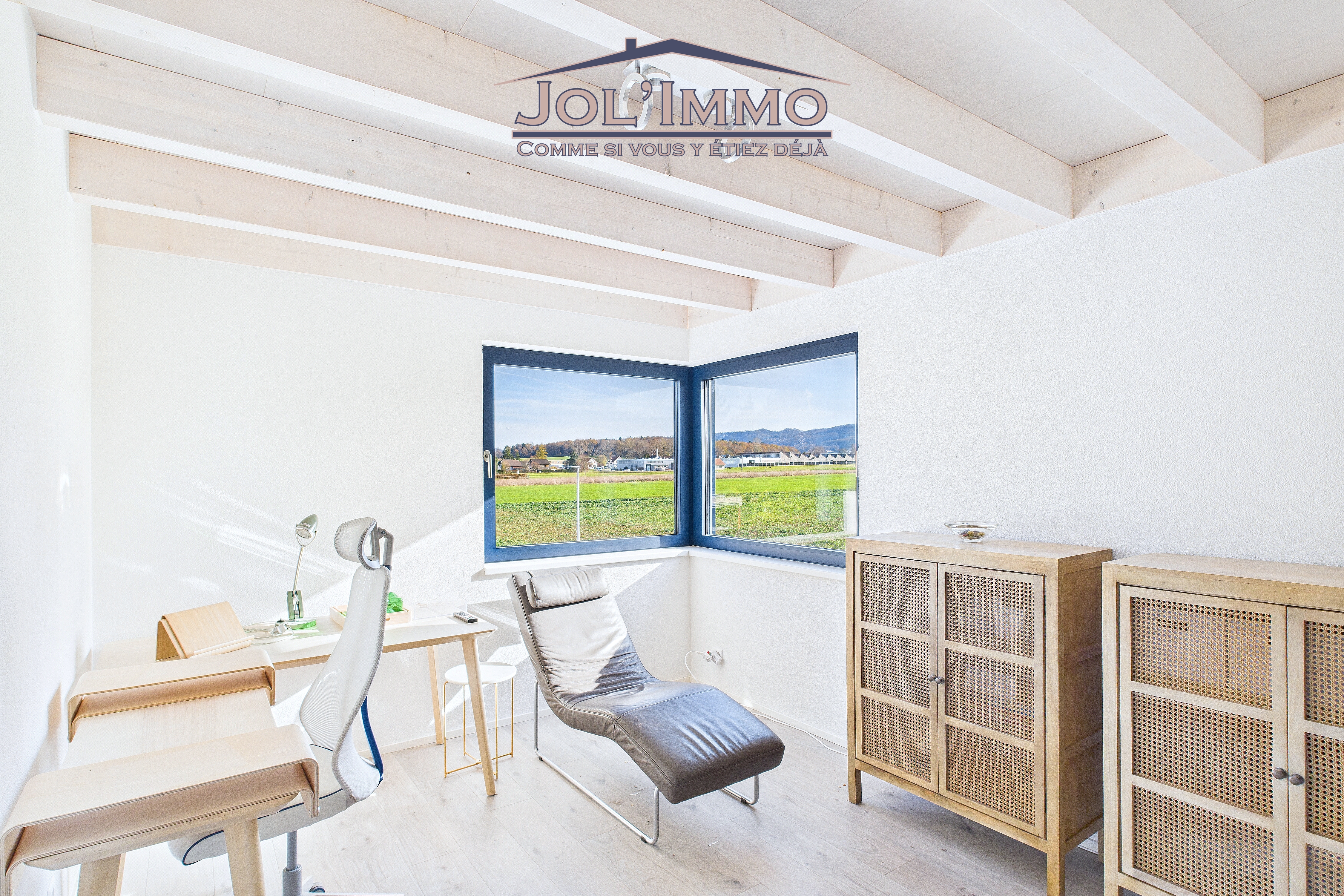 Heller Arbeits- oder Ruheraum mit Eckfenster