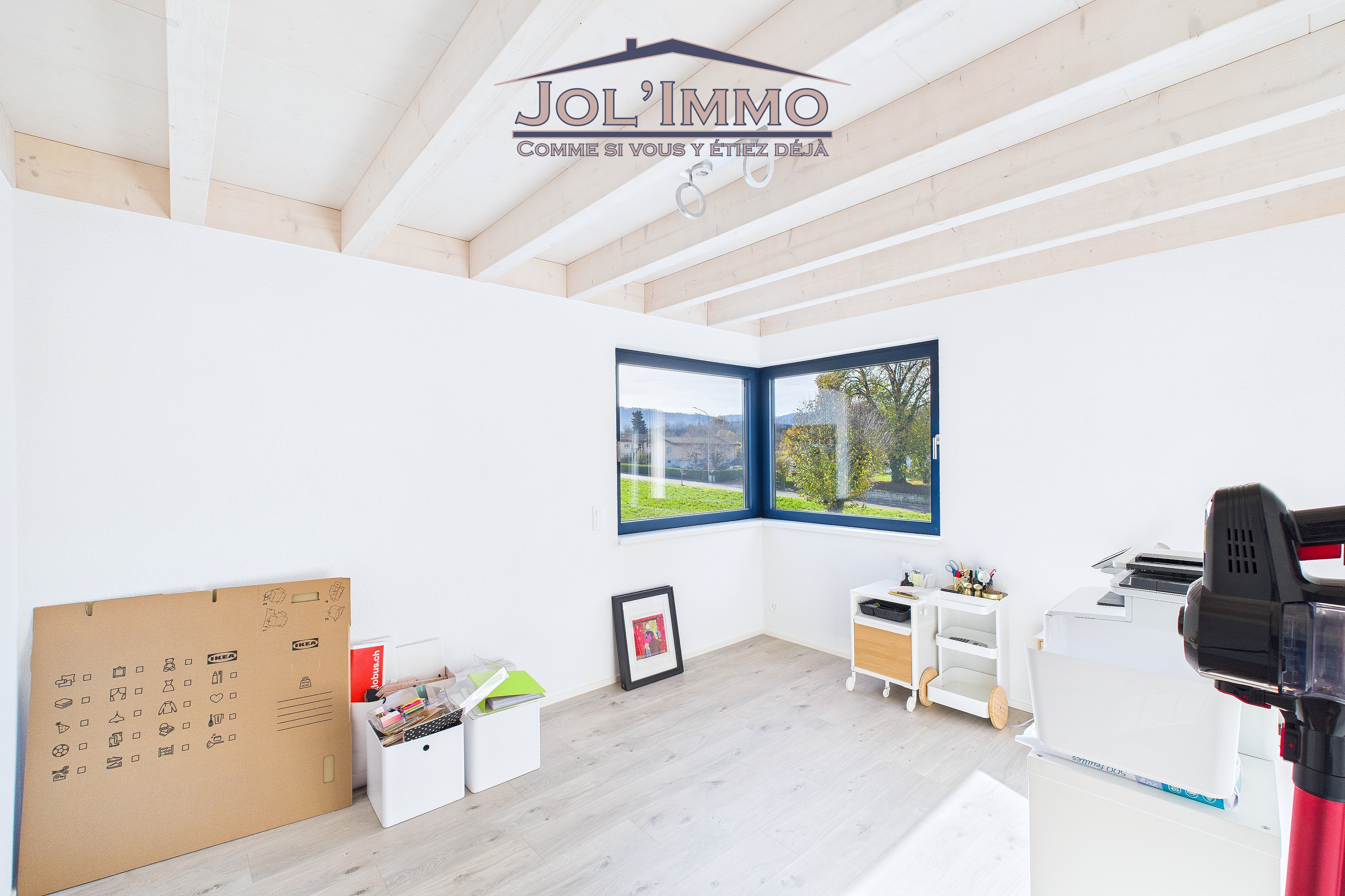 Helles Arbeitszimmer mit Eckfenster