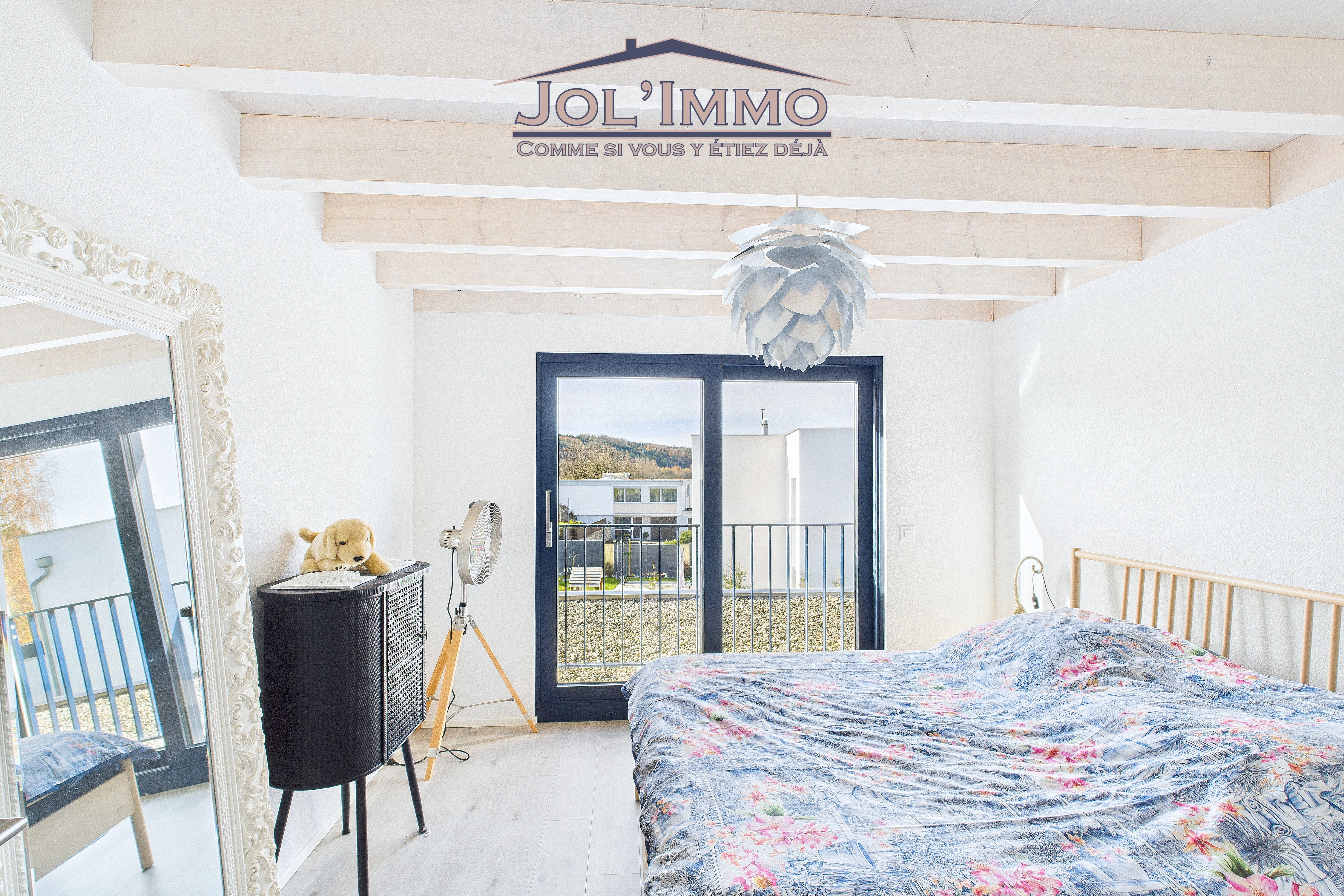 Helles Schlafzimmer mit Balkonzugang