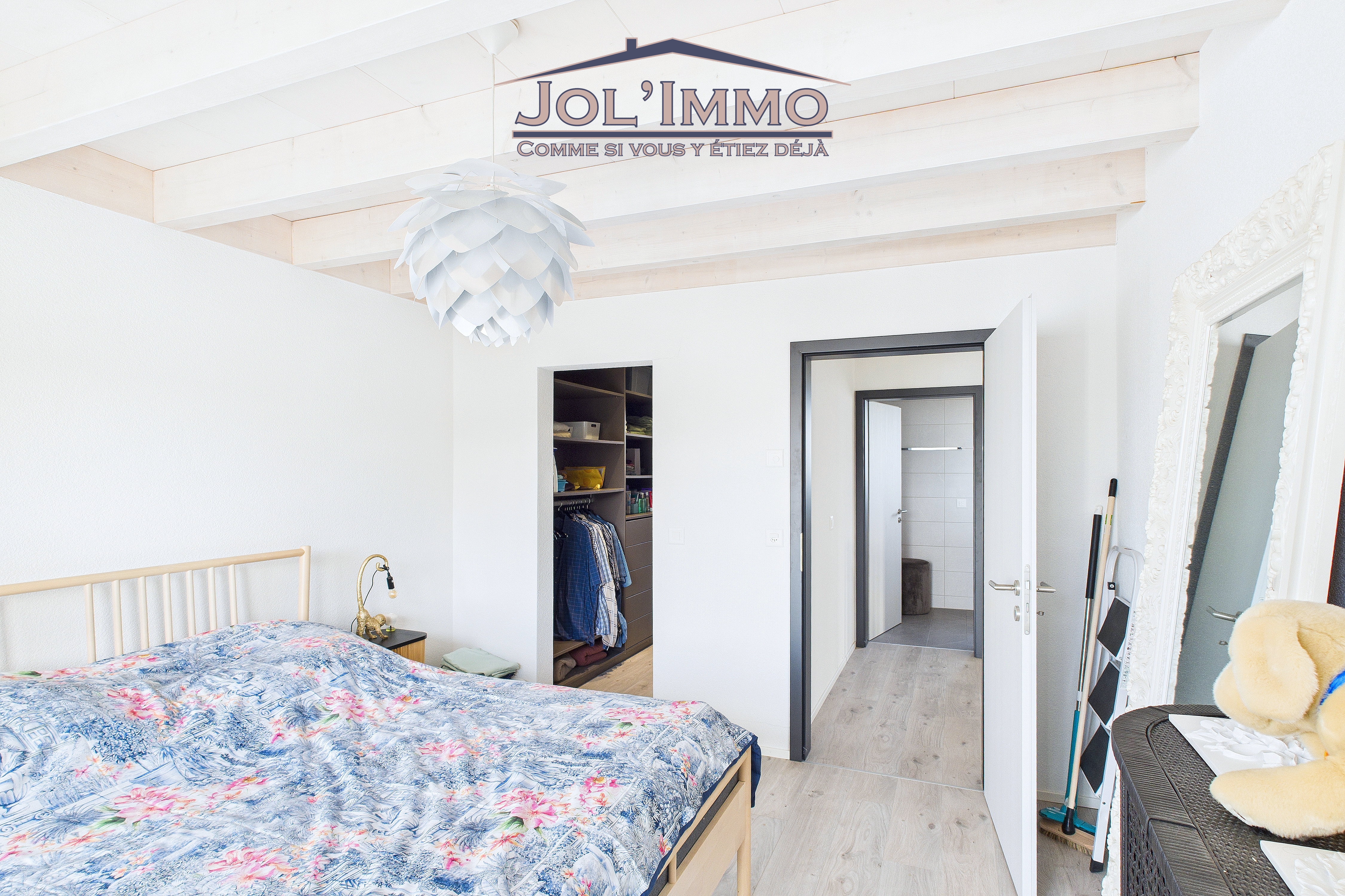 Helles Schlafzimmer mit offenem Ankleidebereich