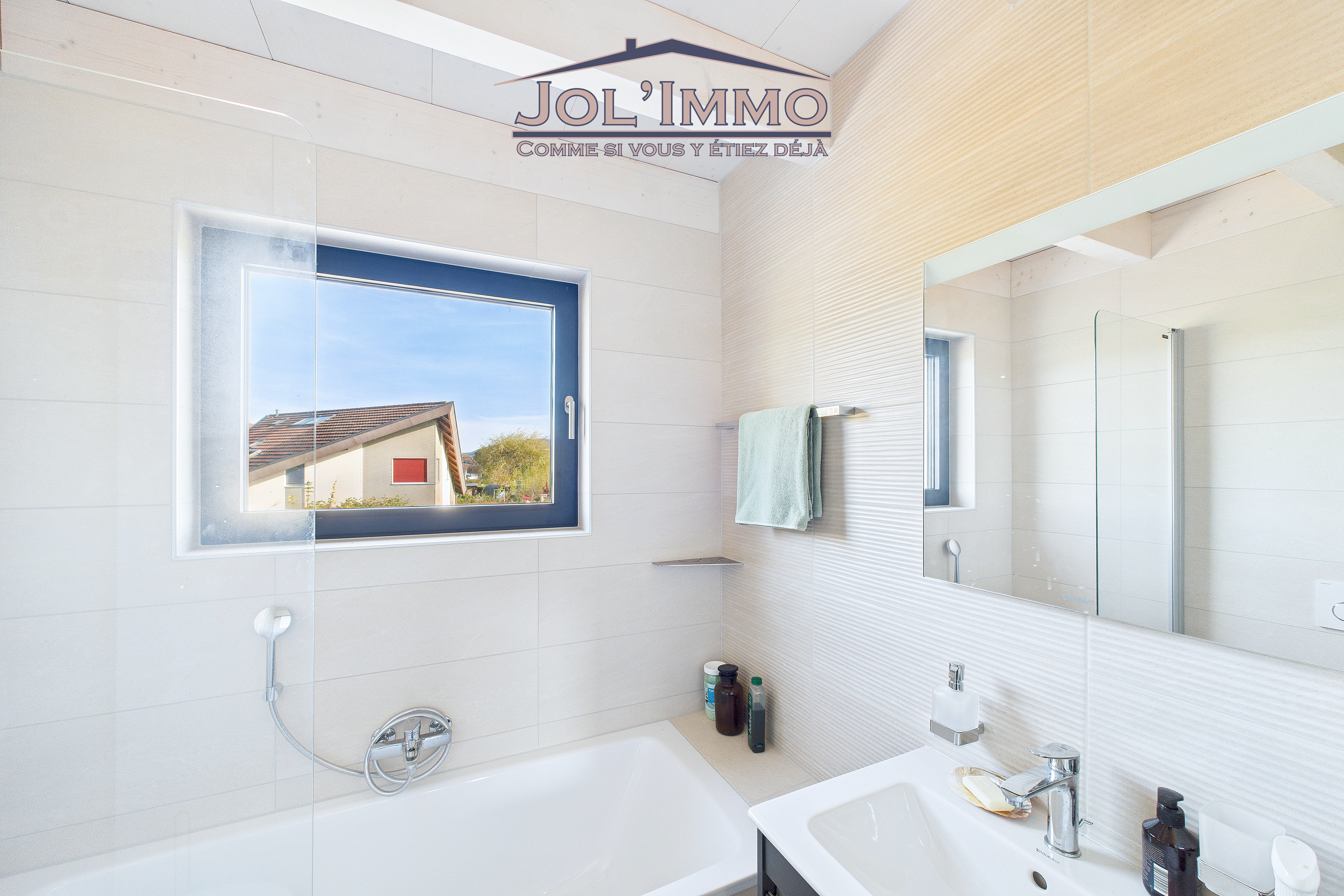 Helles Badezimmer mit Badewanne und Waschbecken