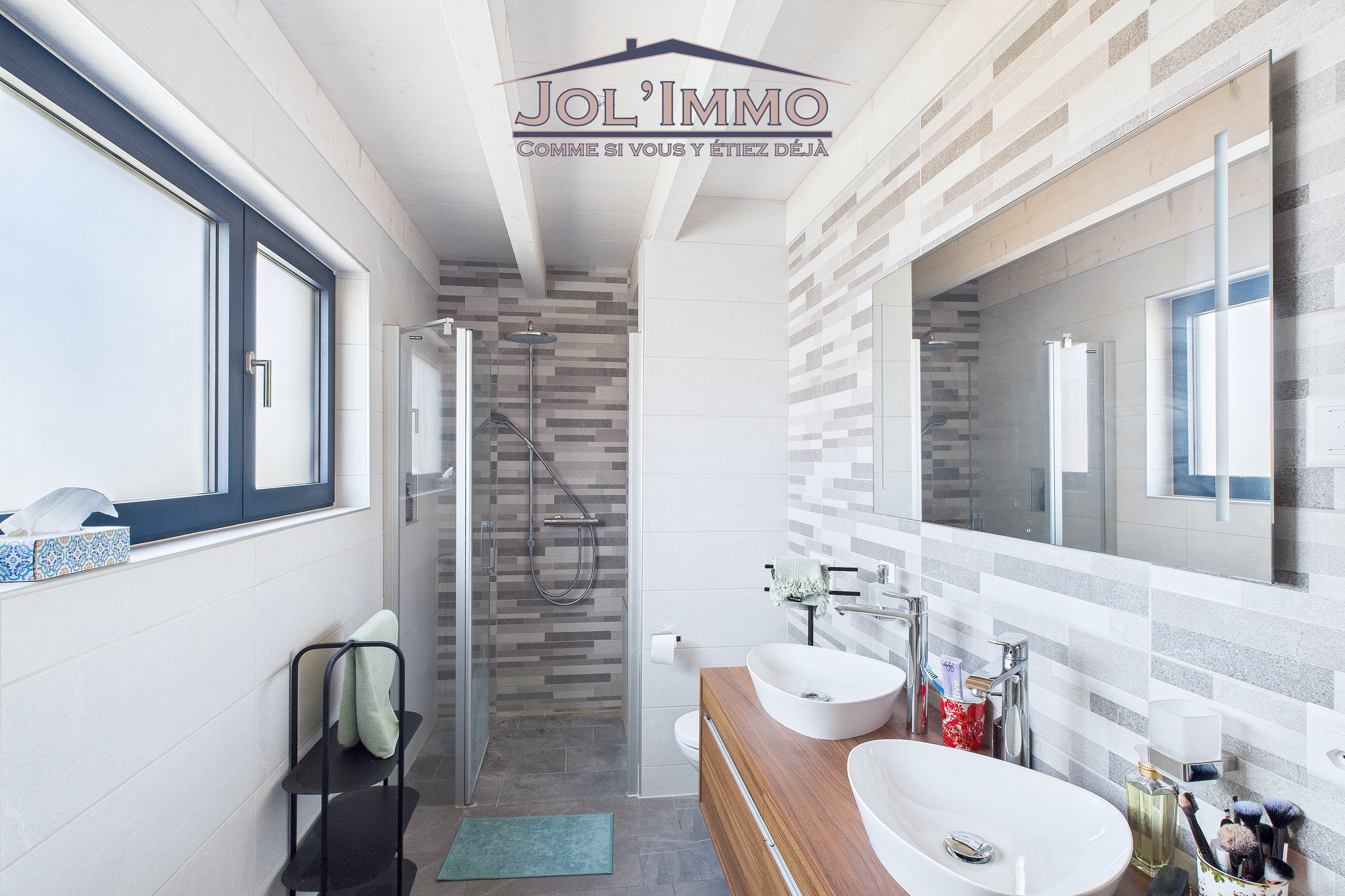Modernes Badezimmer mit Doppelwaschbecken