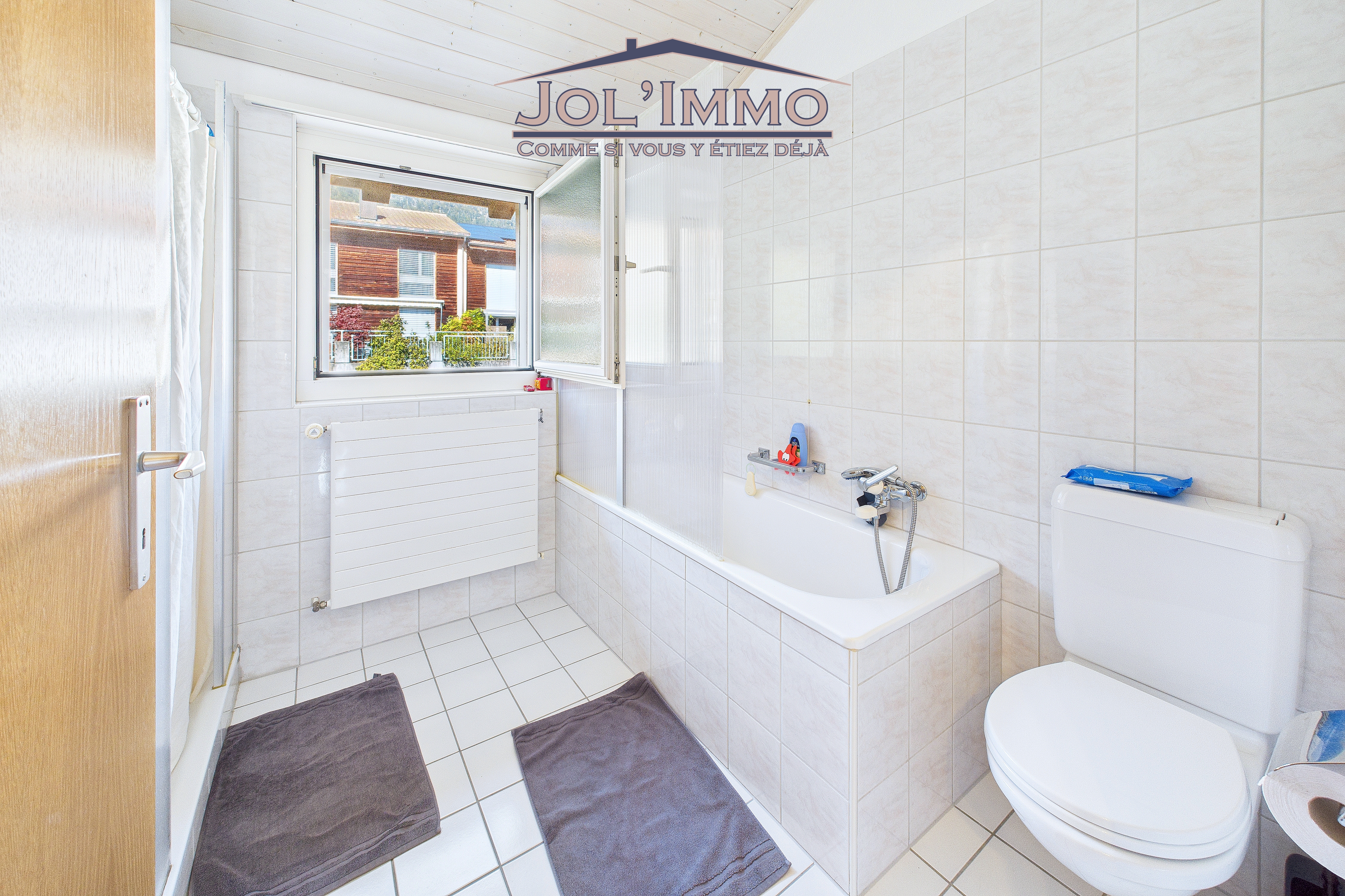 Helles Badezimmer mit Badewanne und WC