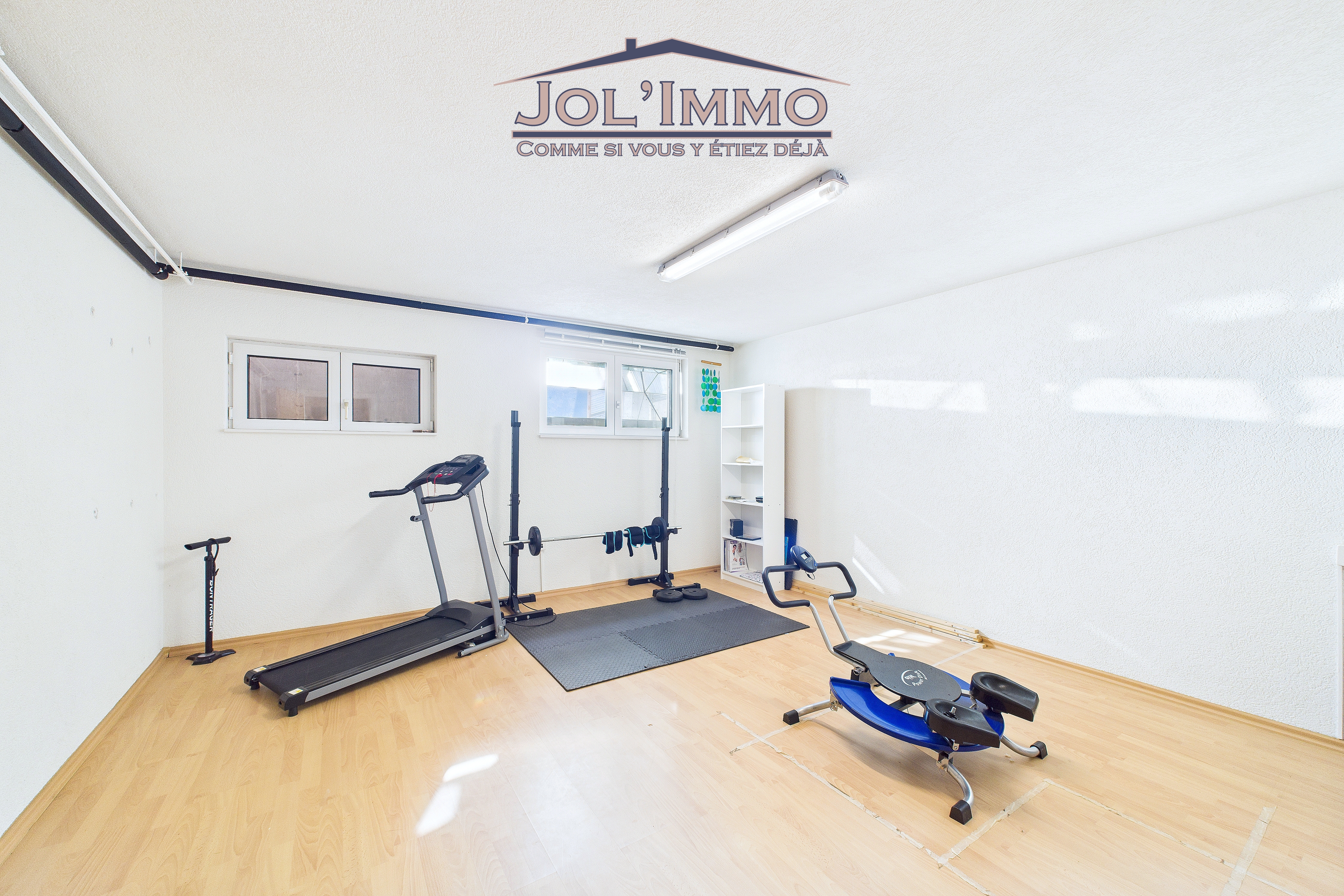 Fitnessraum mit Trainingsgeräten