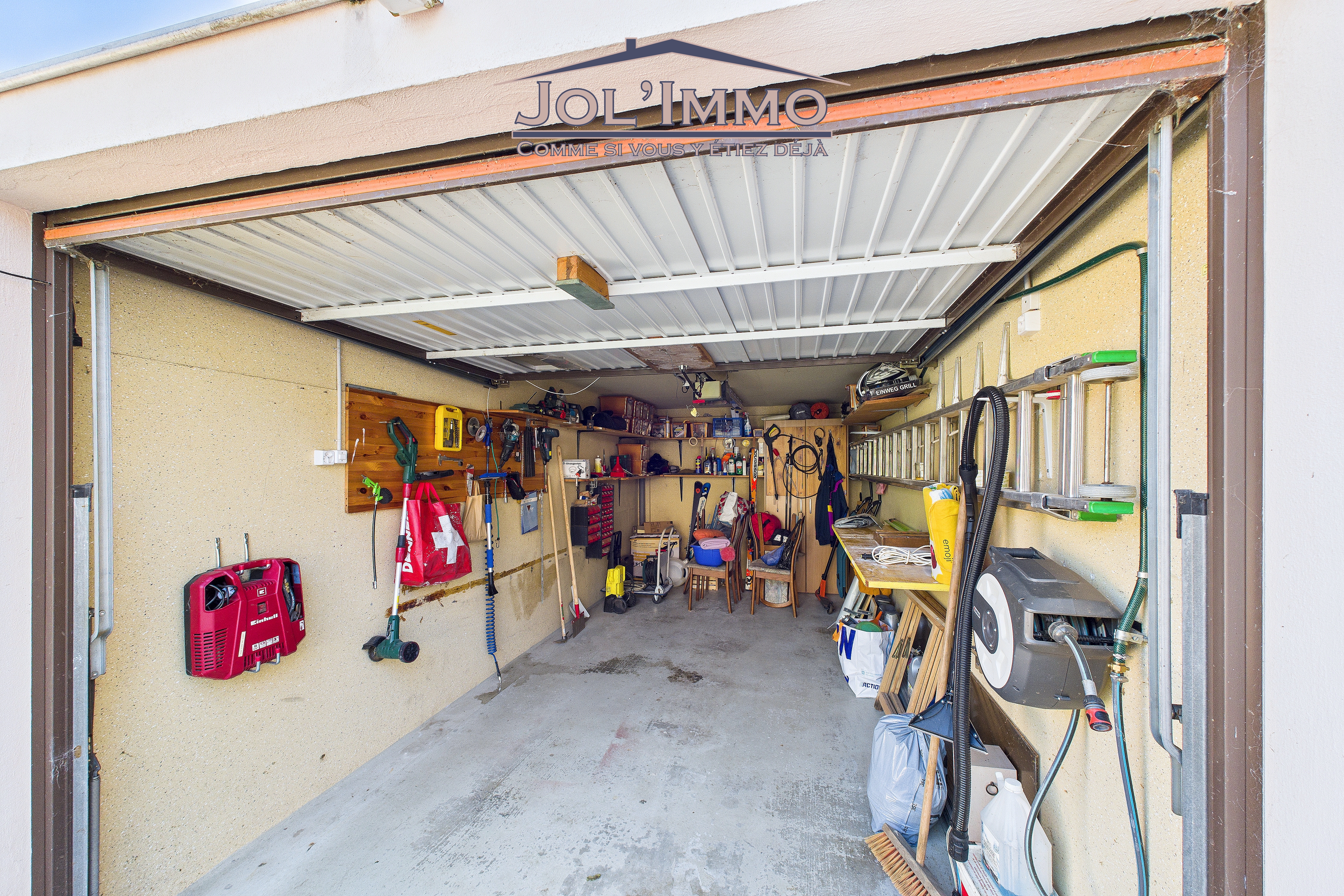 Garage mit Werkstatt und Lagerregalen
