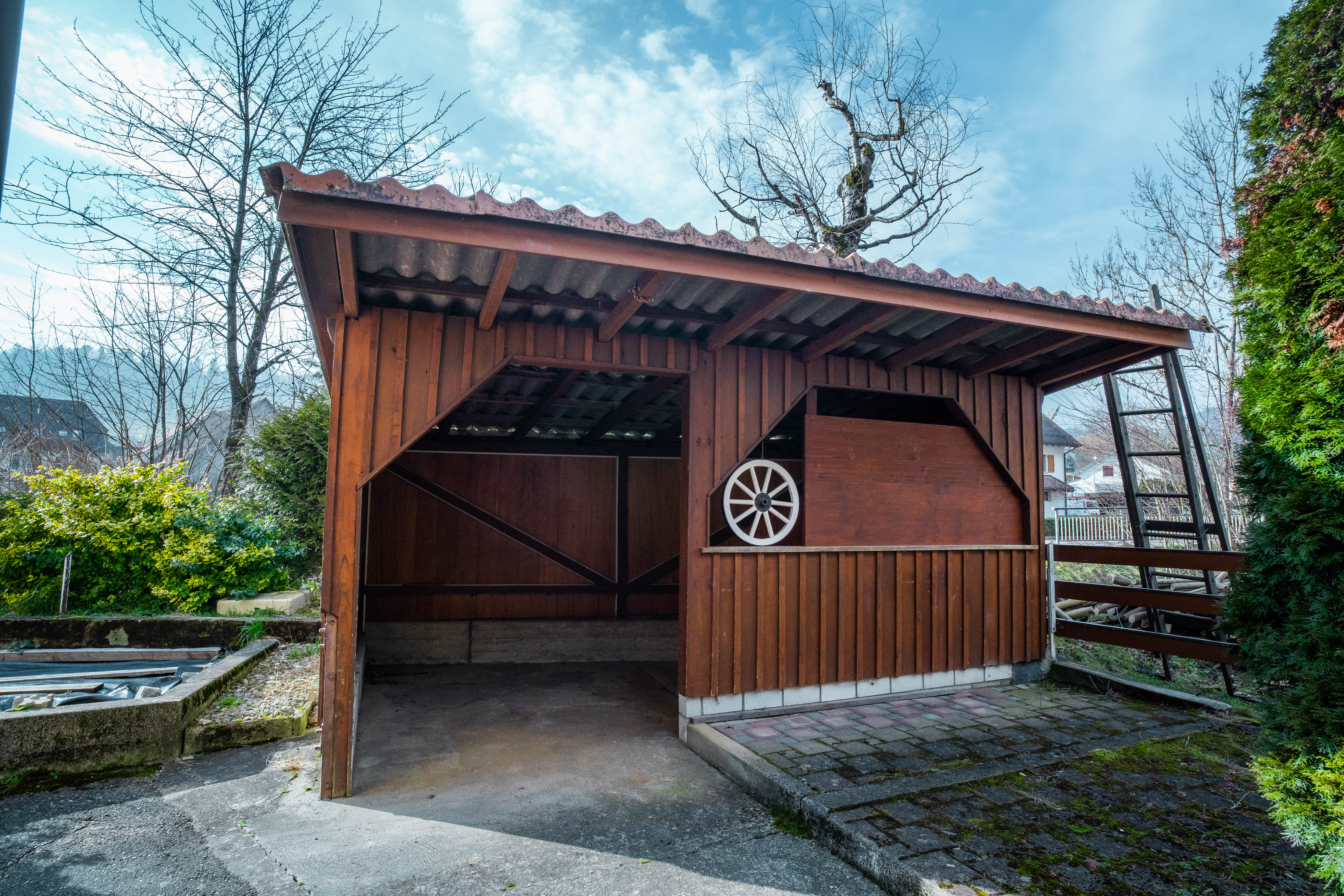 Holzüberdachung im Garten