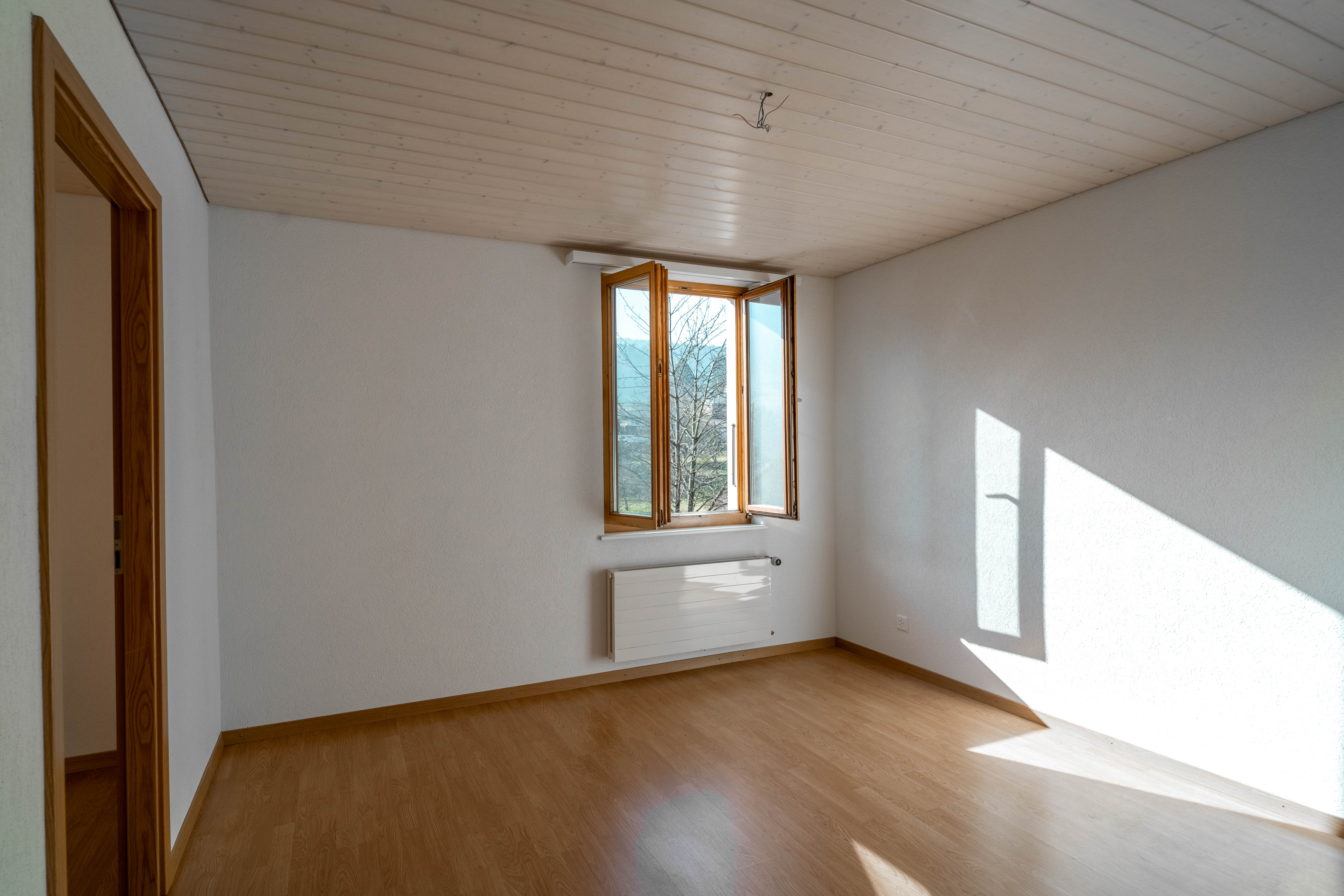 Leerer heller Raum mit Holzfenster