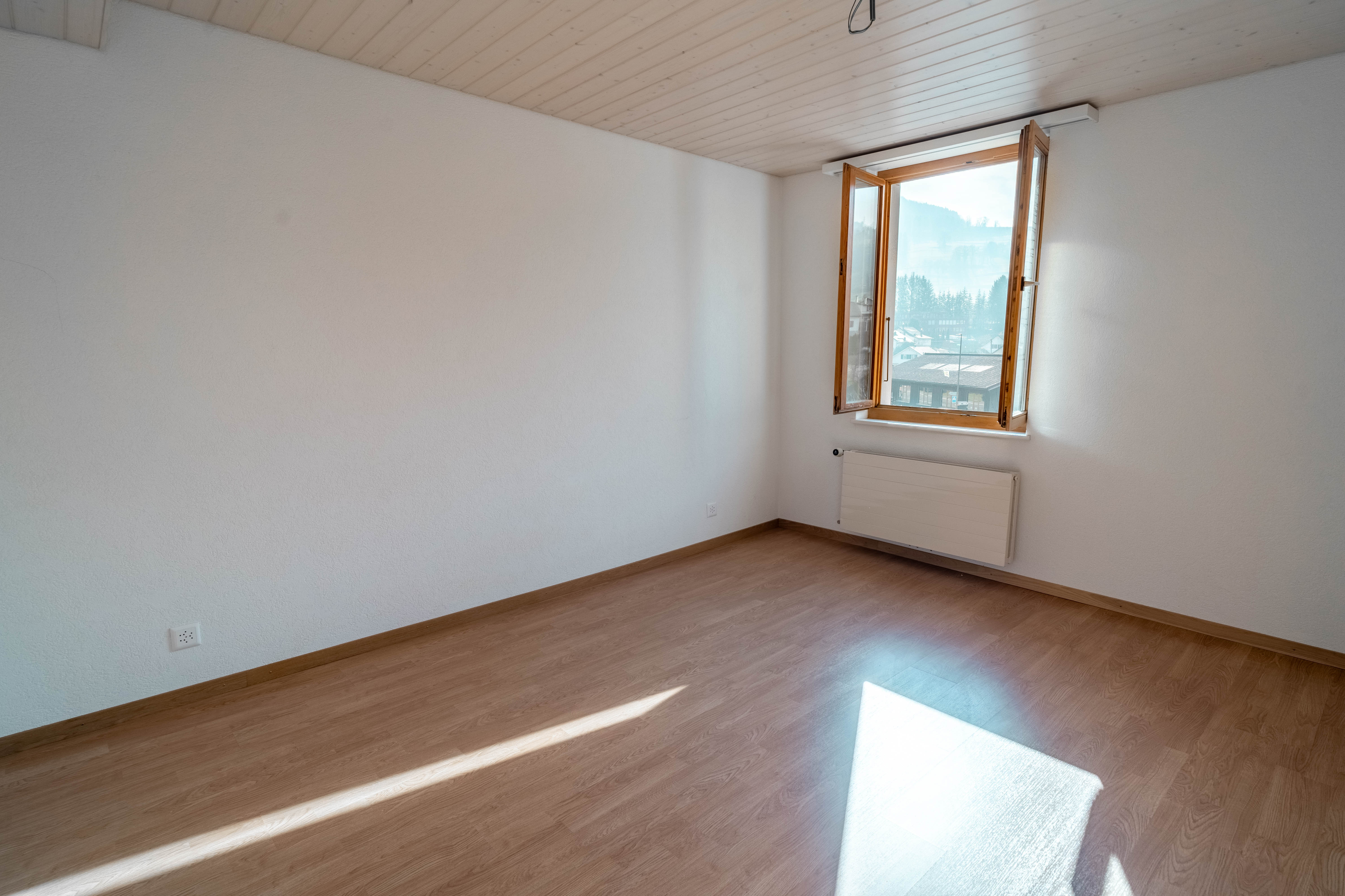 Leeres Zimmer mit Holzfenster und Bergblick