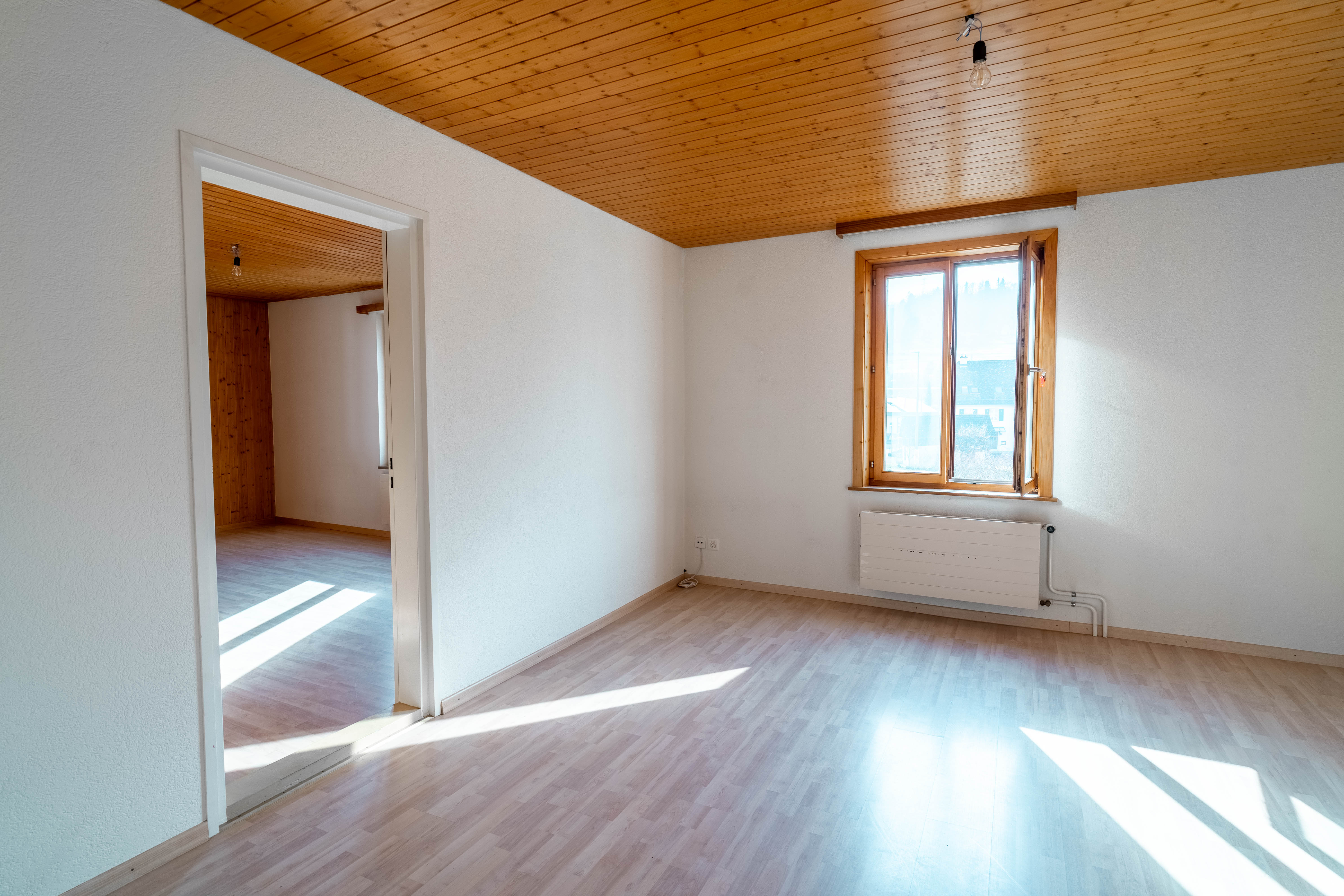 Leerer heller Raum mit Holzdecke