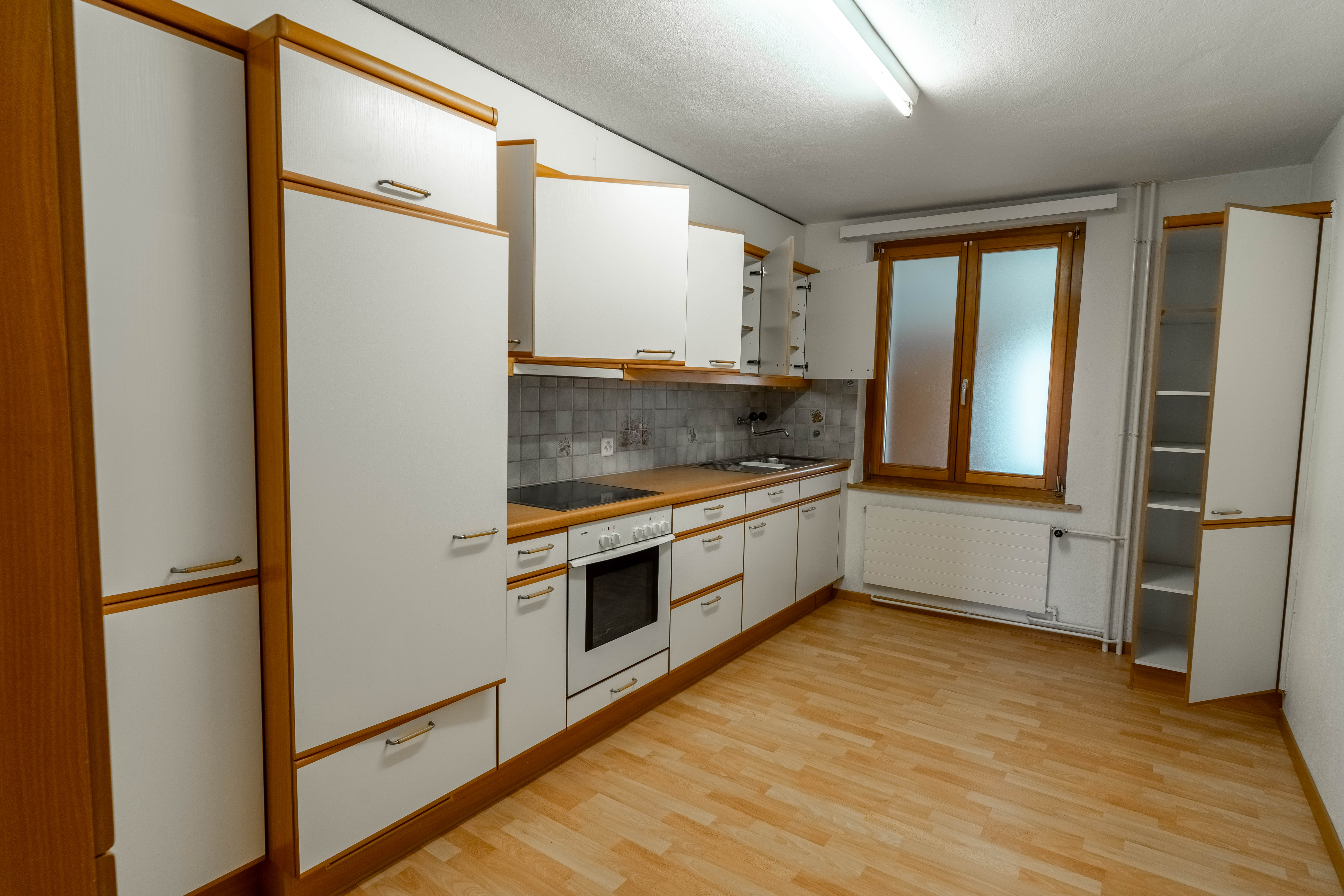 Kleine Einbauküche mit Holzoptik