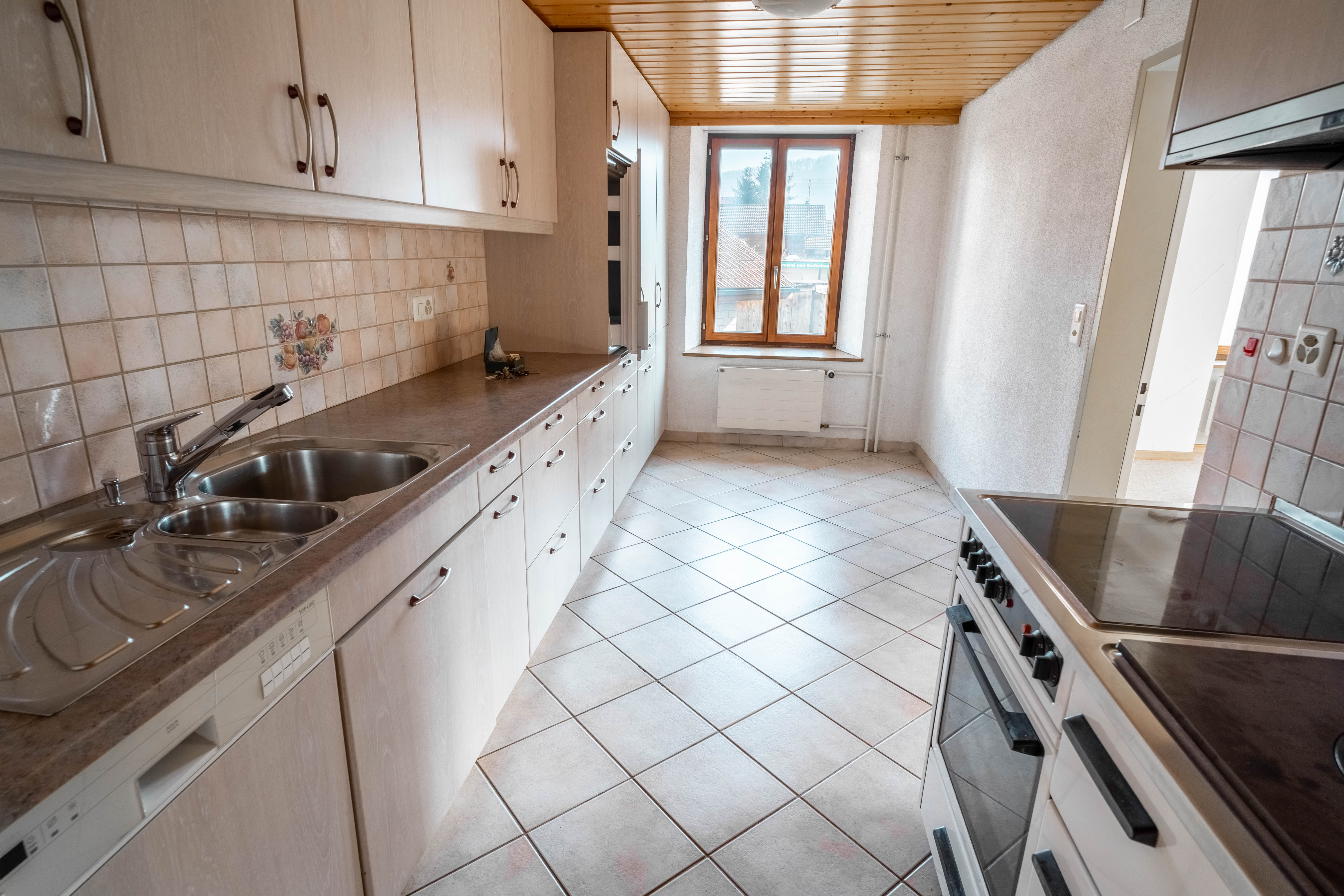 Helle, schmale Küche mit Fenster
