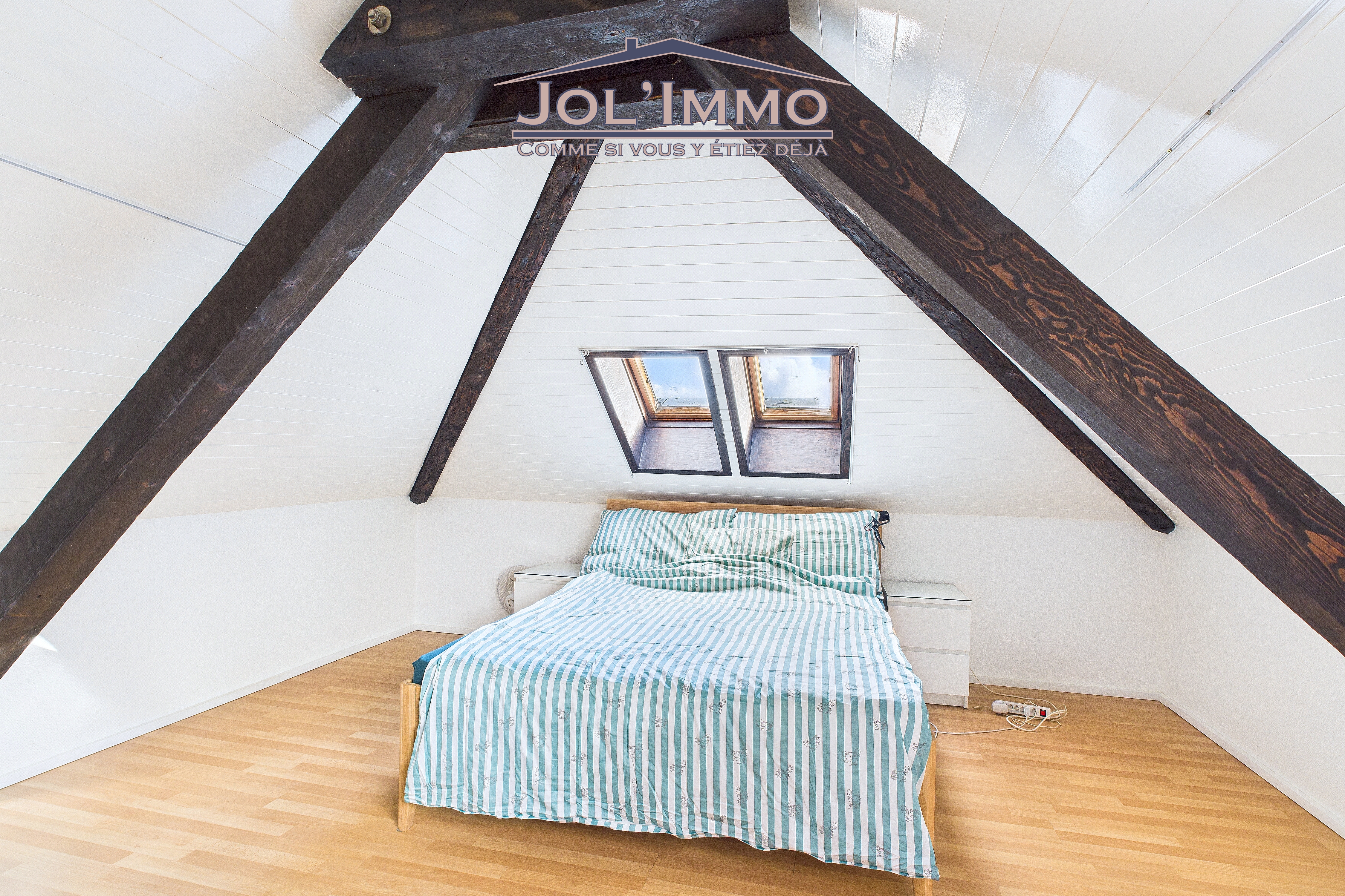 Dachzimmer mit Bett