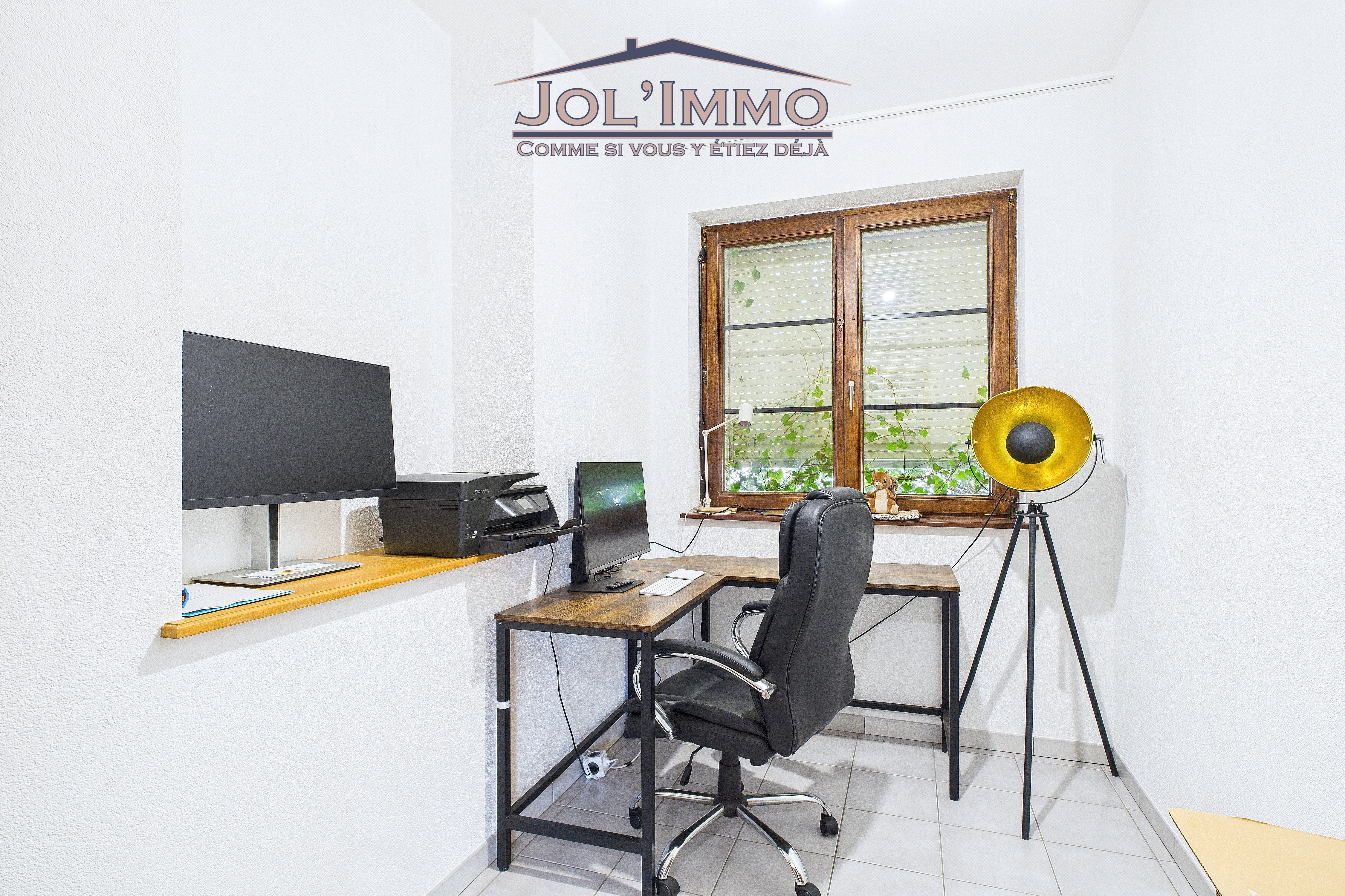 Kleines Homeoffice mit Schreibtisch und Technik