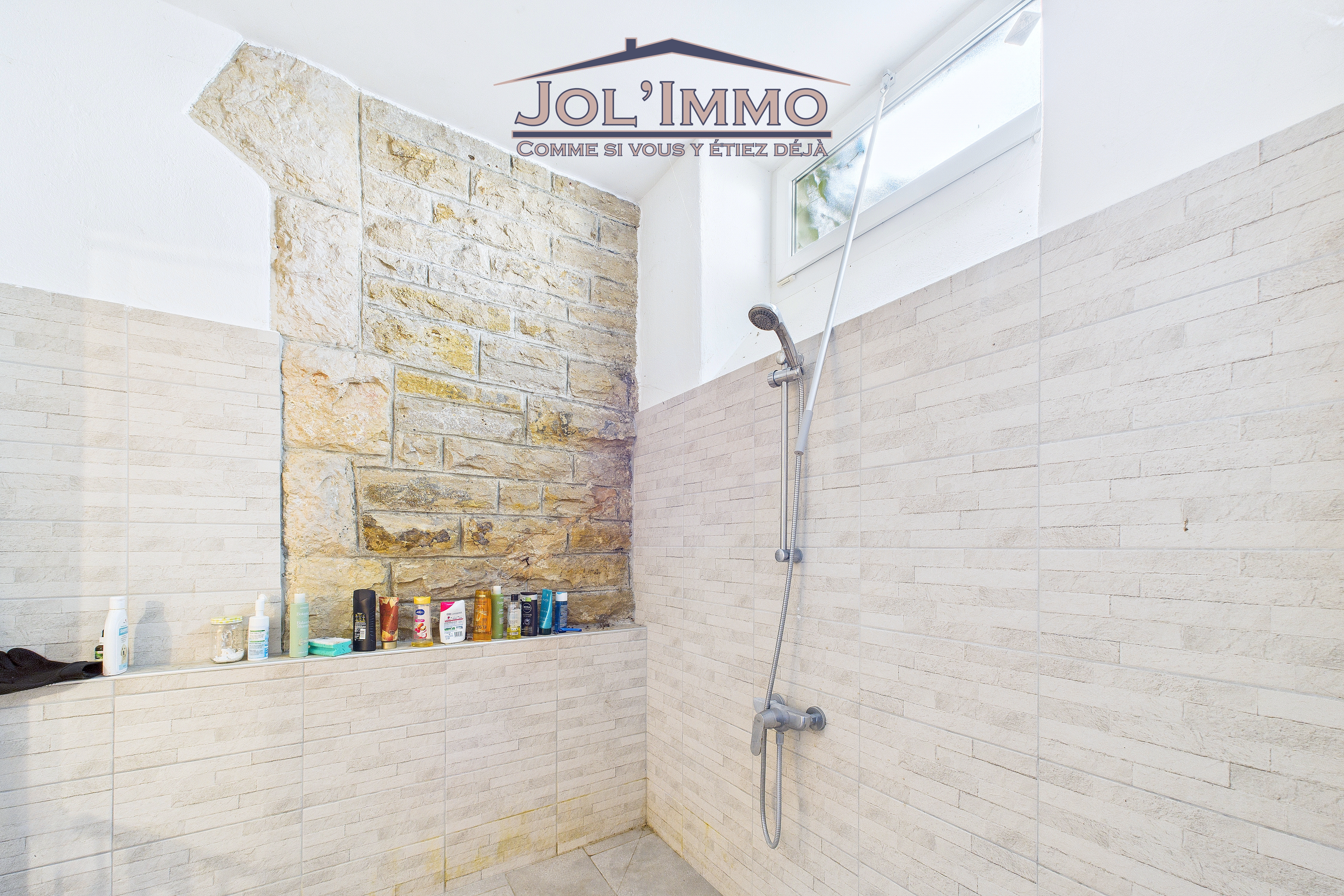 Dusche mit Natursteinakzent