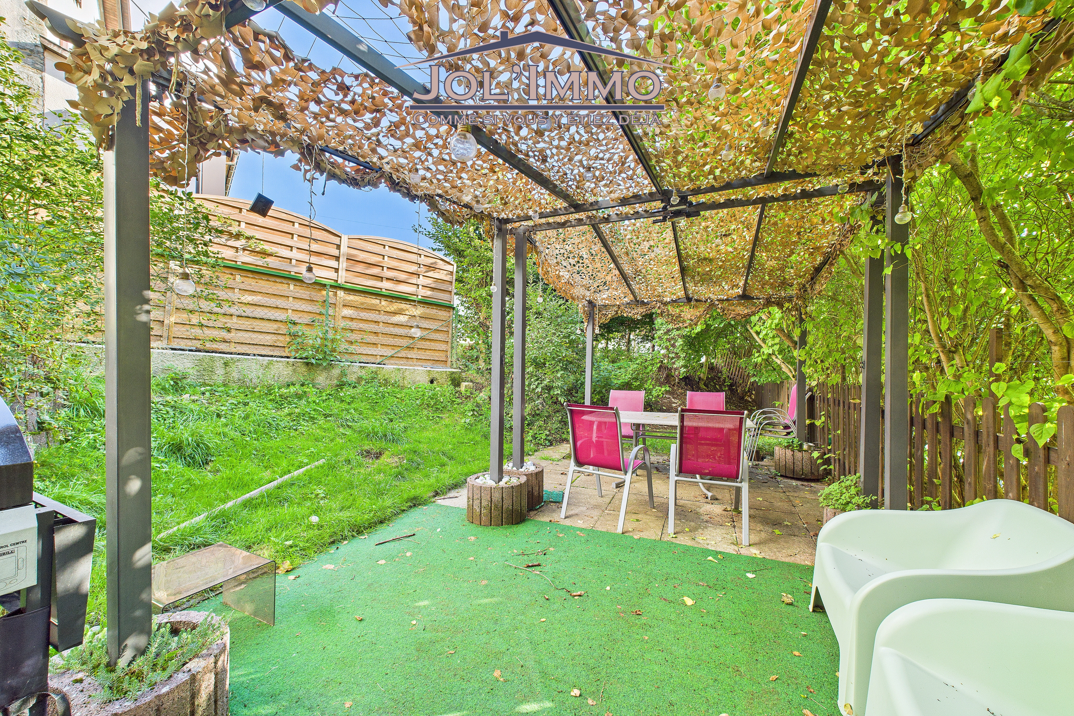 Überdachte Terrasse mit Sitzgruppe im Grünen