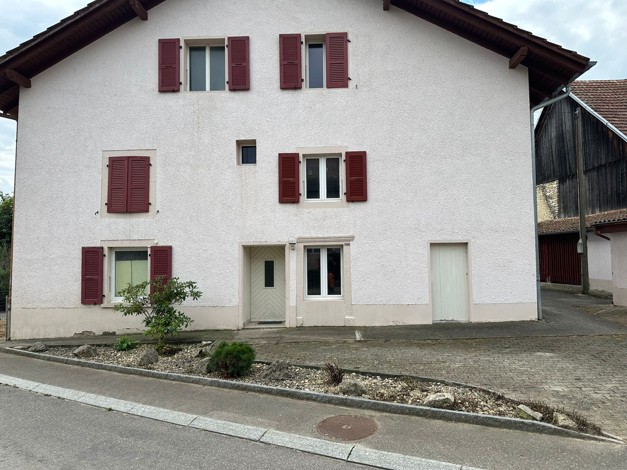 Straßenansicht eines Wohnhauses mit Satteldach