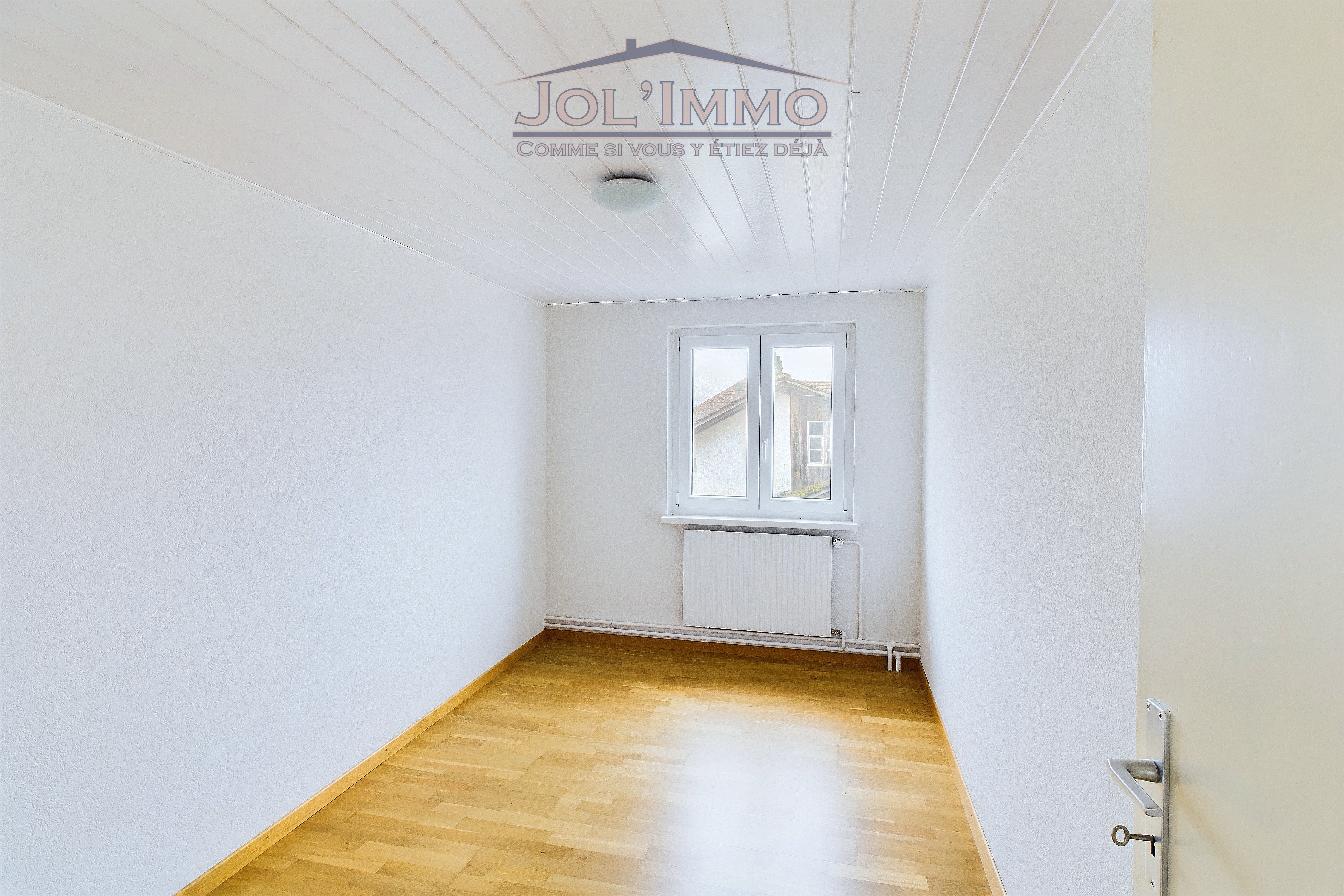 Heller leerer Raum mit Fenster und Heizkörper