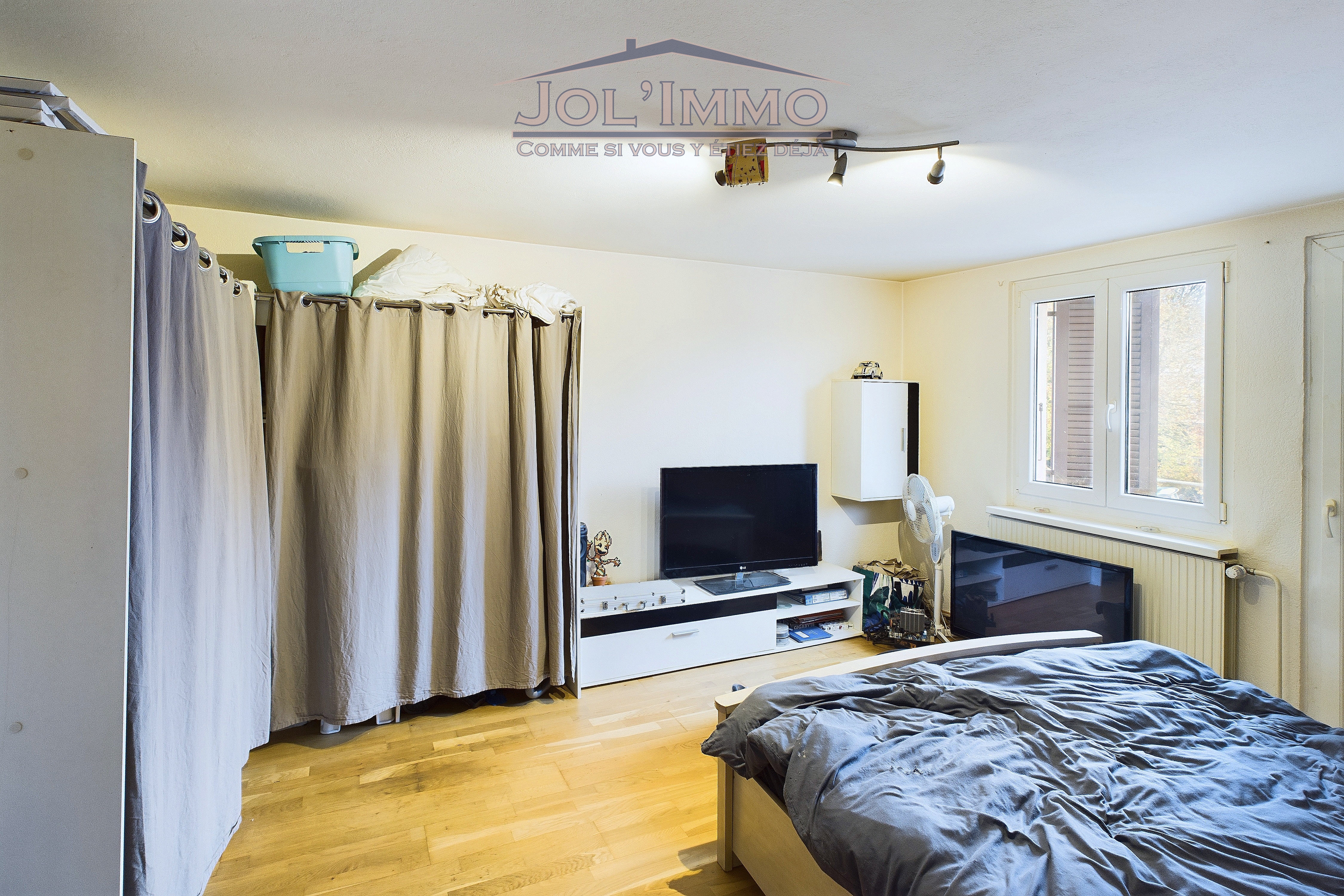 Schlafzimmer mit einfacher Möblierung