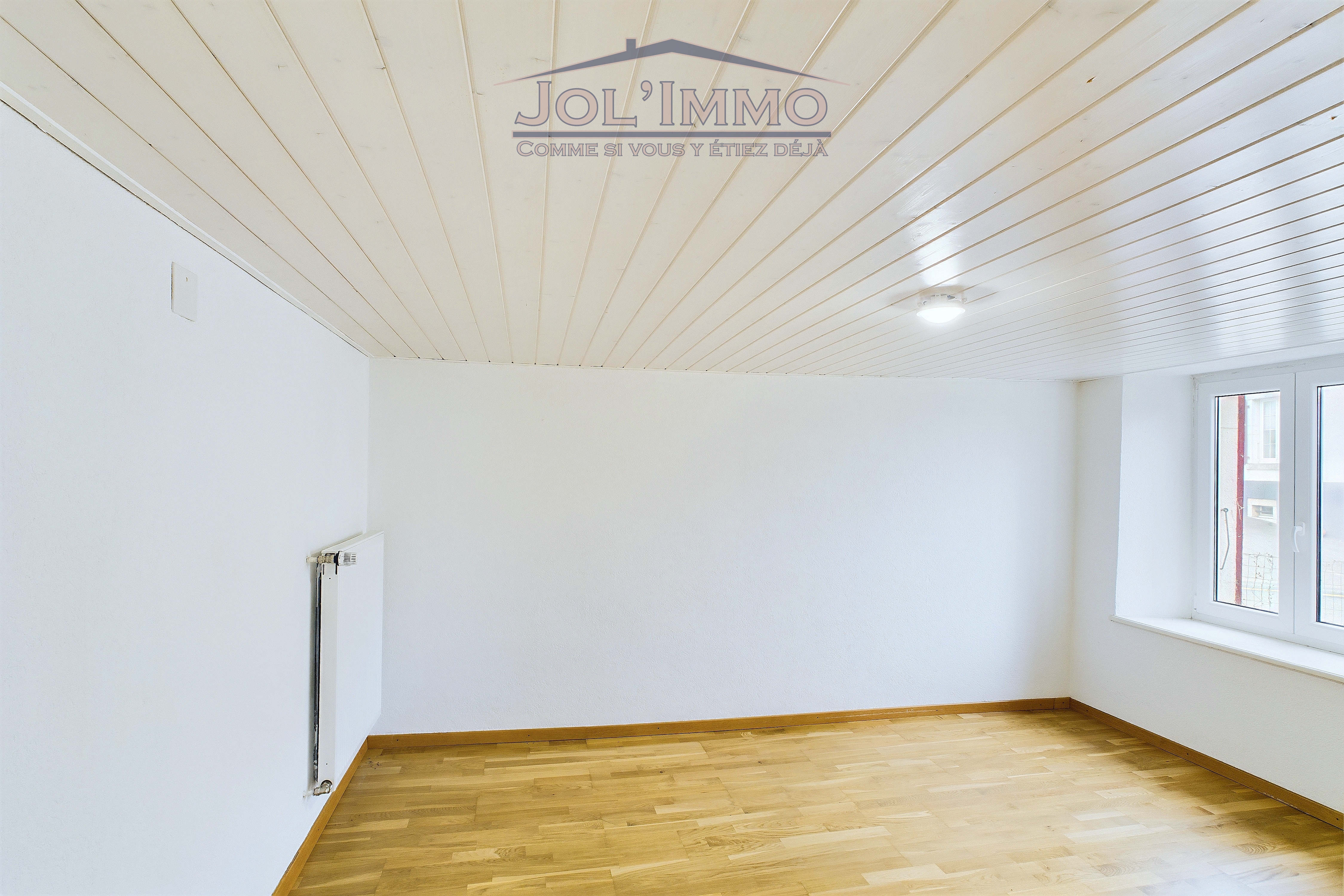 Heller leerer Raum mit Holzfußboden