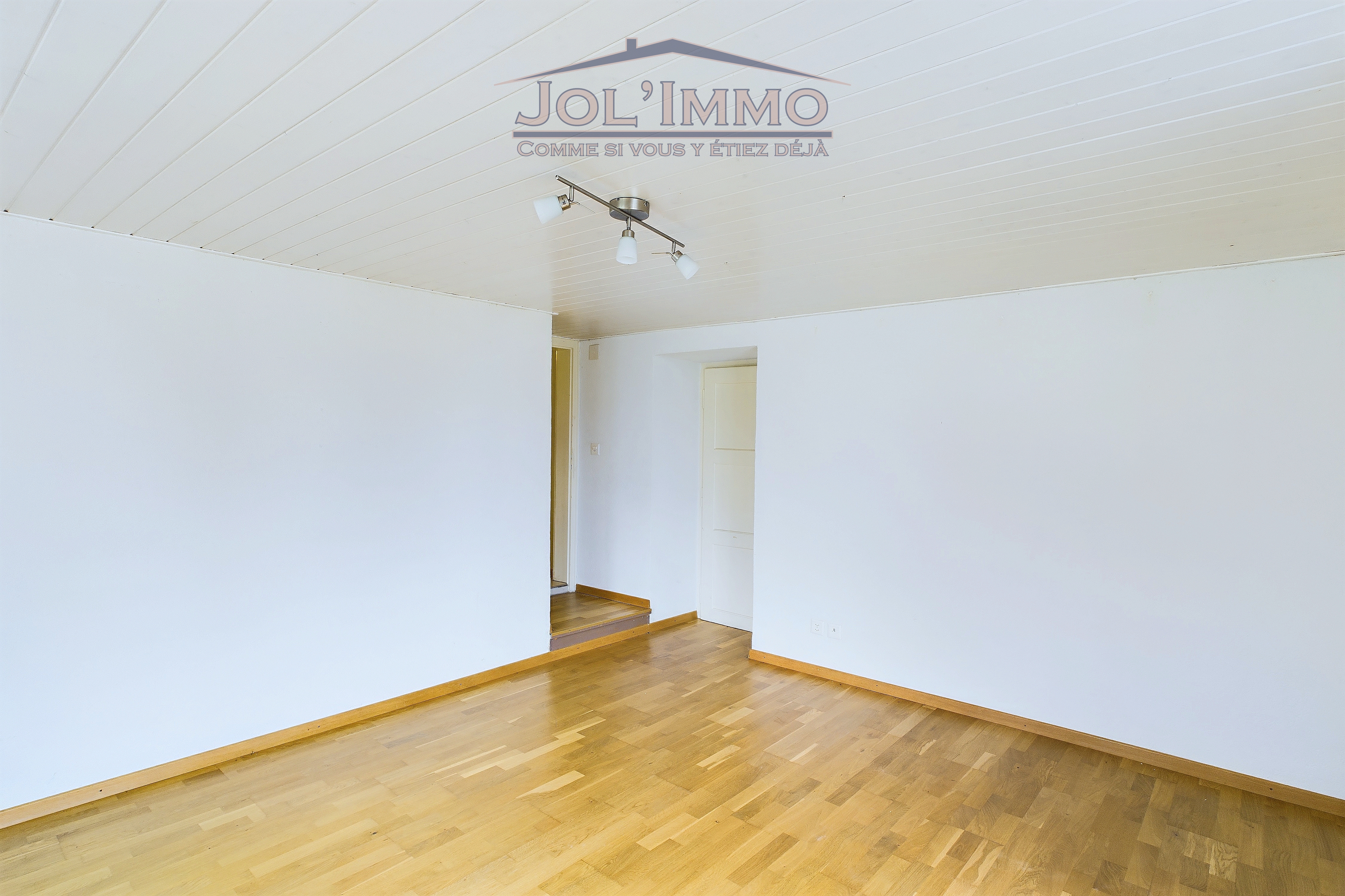 Leerer heller Raum mit Holzboden