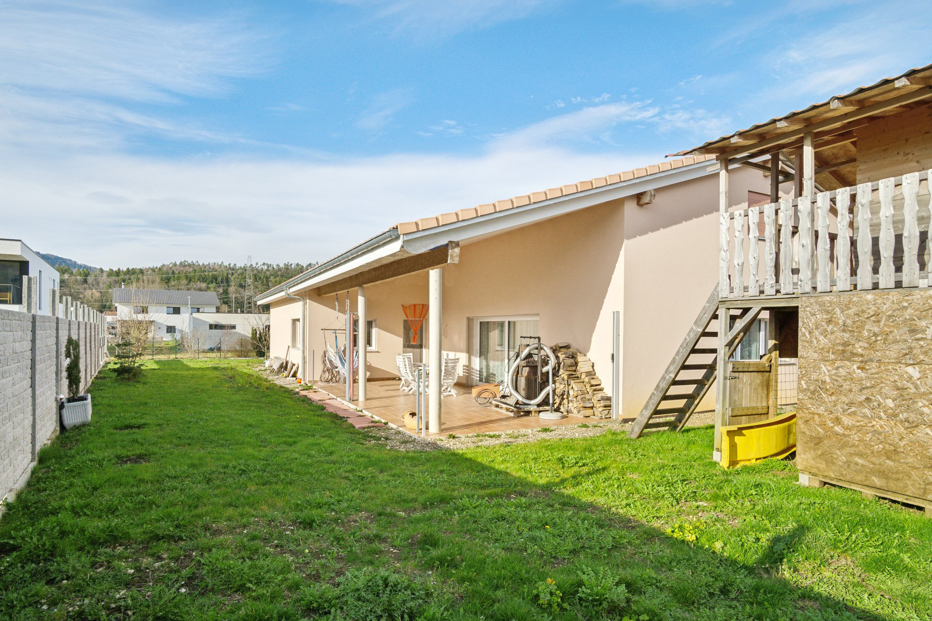 Gartenansicht mit Terrasse und Nebengebäude