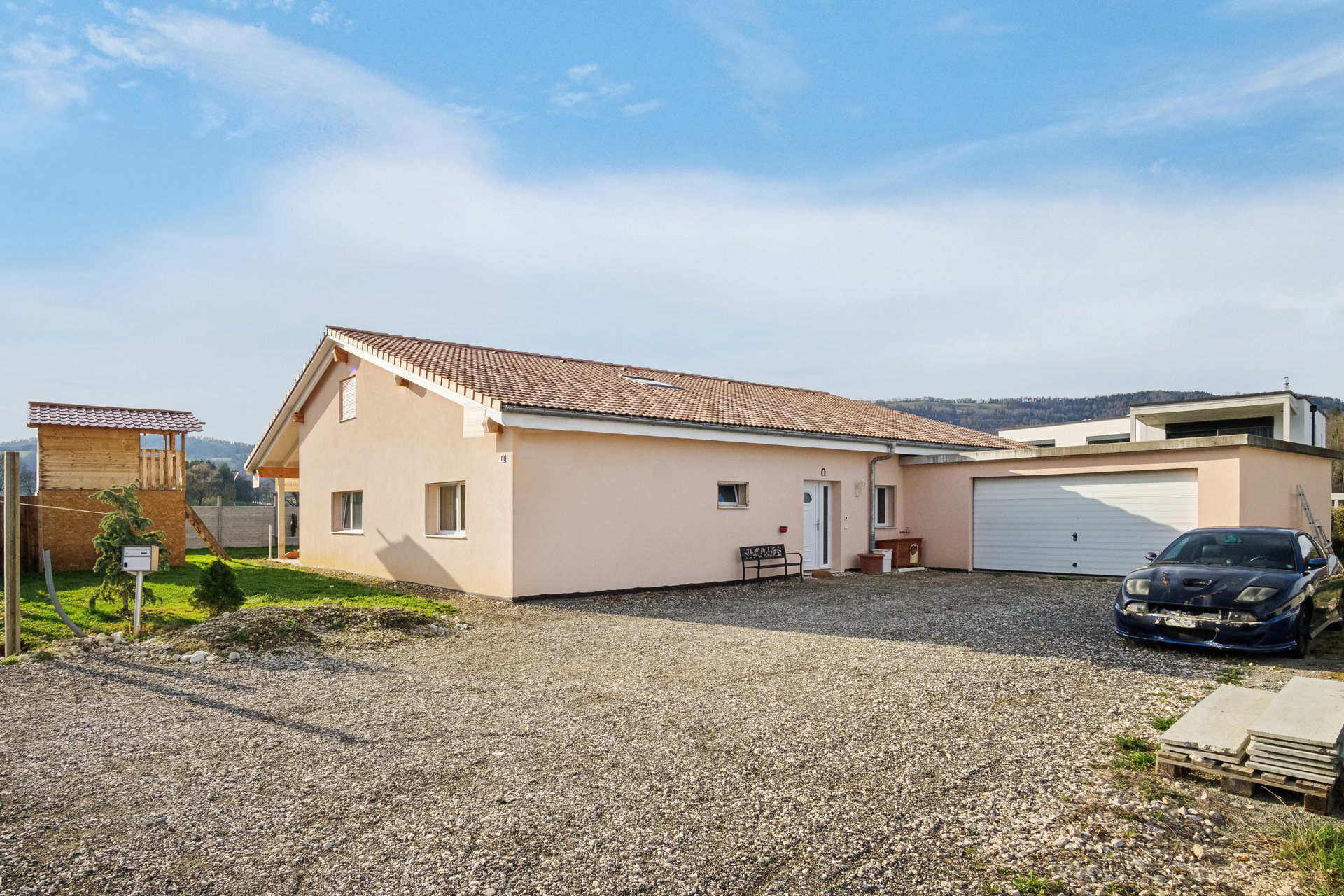 Außenansicht eines Einfamilienhauses mit Garage und Einfahrt