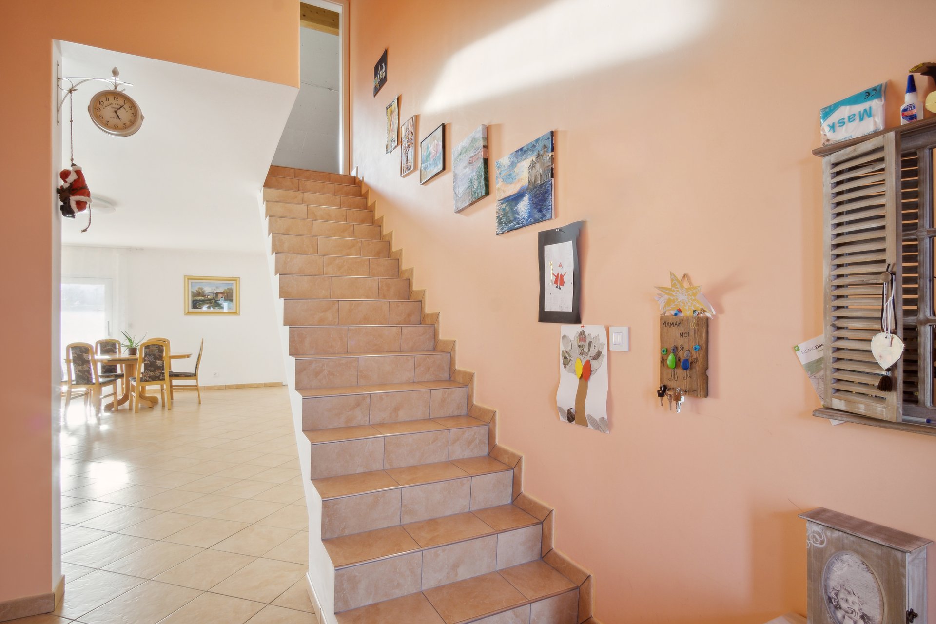Heller Eingangsbereich mit Treppe