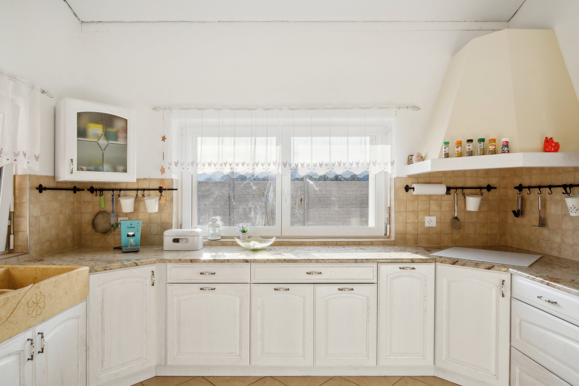 Helle Landhausküche mit großem Fenster