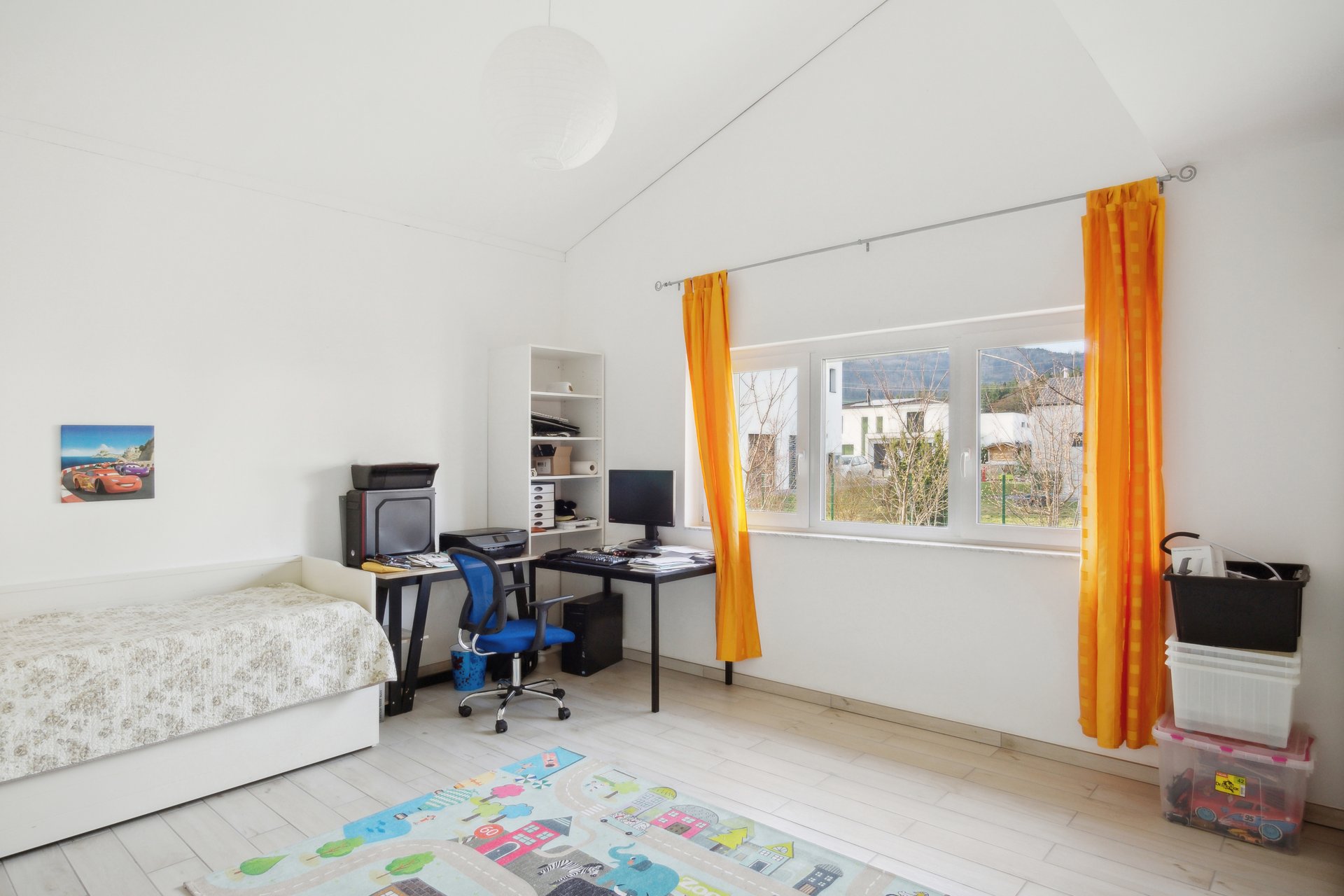 Helles Kinderzimmer mit Arbeitsplatz