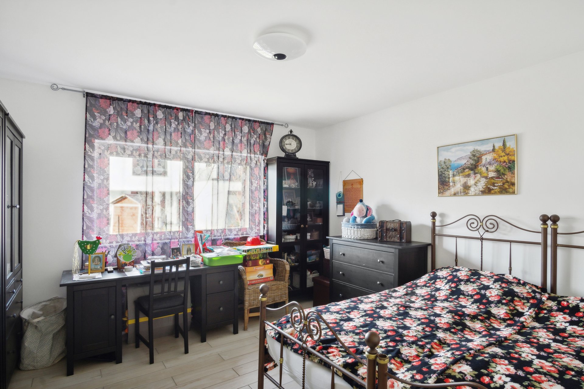 Schlafzimmer mit Schreibtisch und Doppelbett