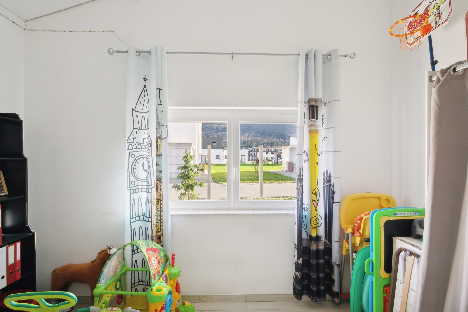 Kinderzimmer mit Blick ins Grüne