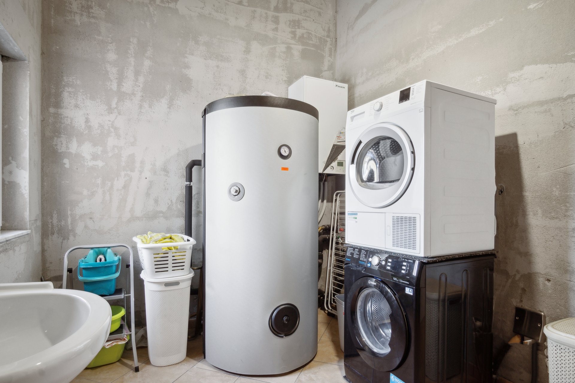 Hauswirtschaftsraum mit Technik und Waschmaschinen