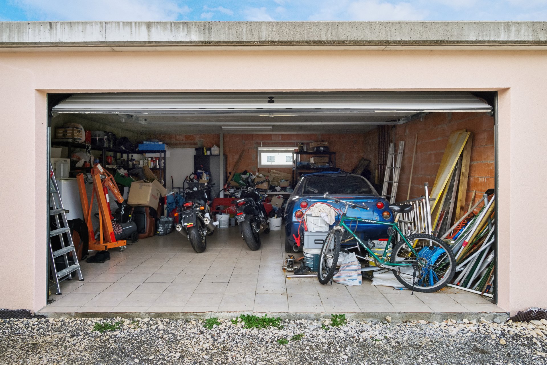 Garageninneres mit viel Abstellfläche