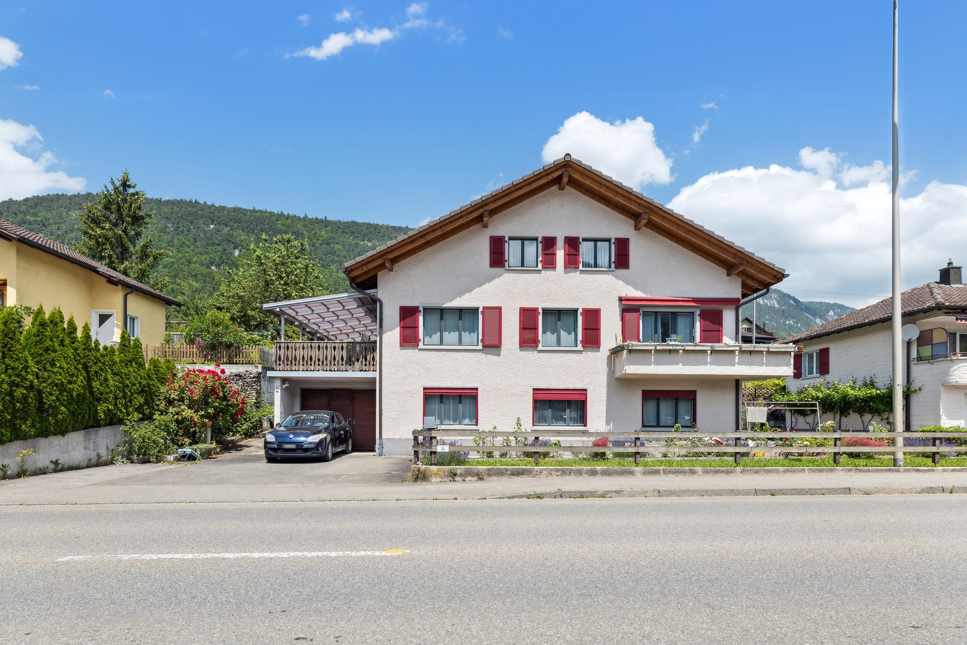 Freistehendes Haus mit Balkon und Carport
