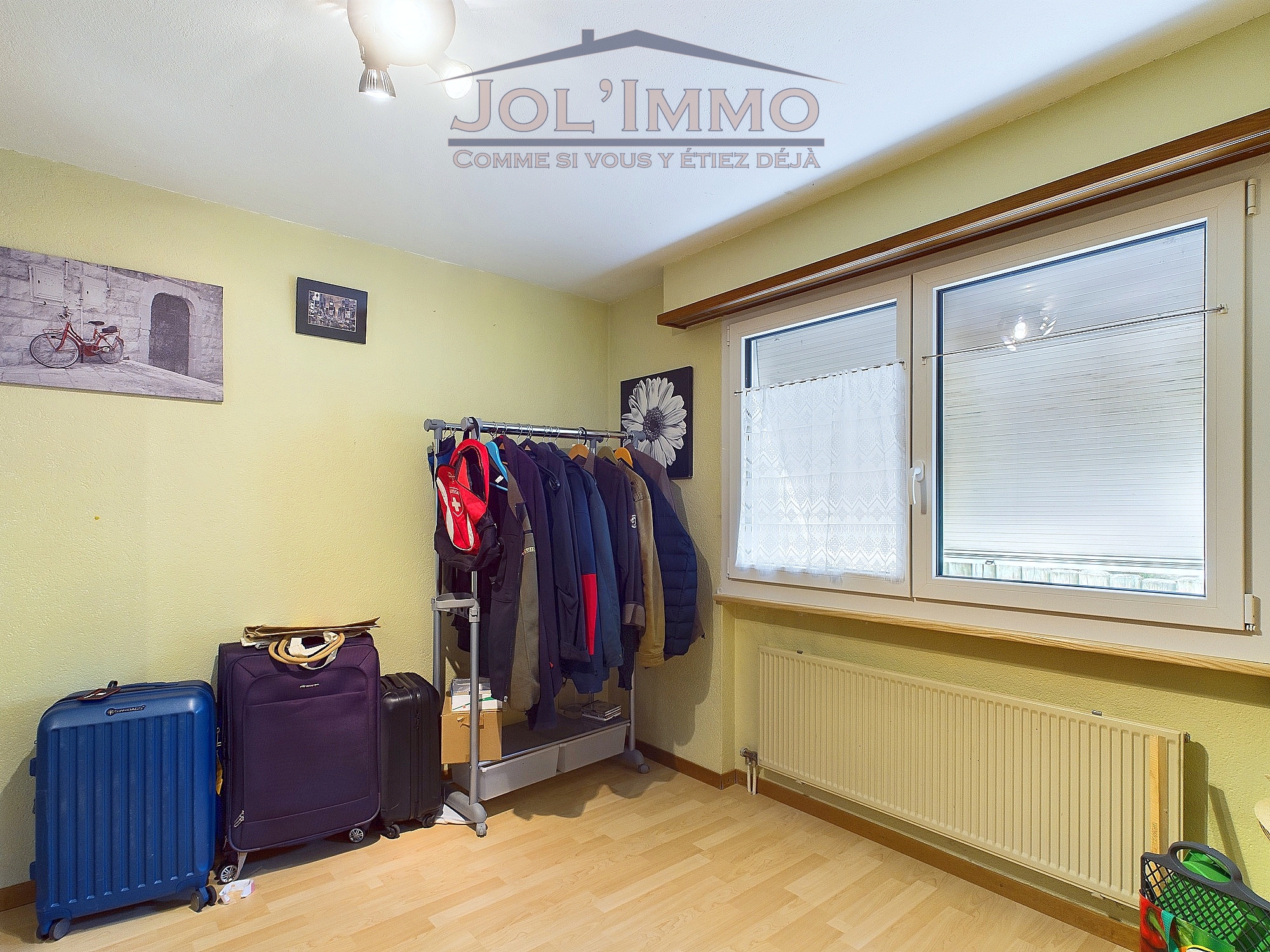 Helles Zimmer mit Garderobe und Fenster