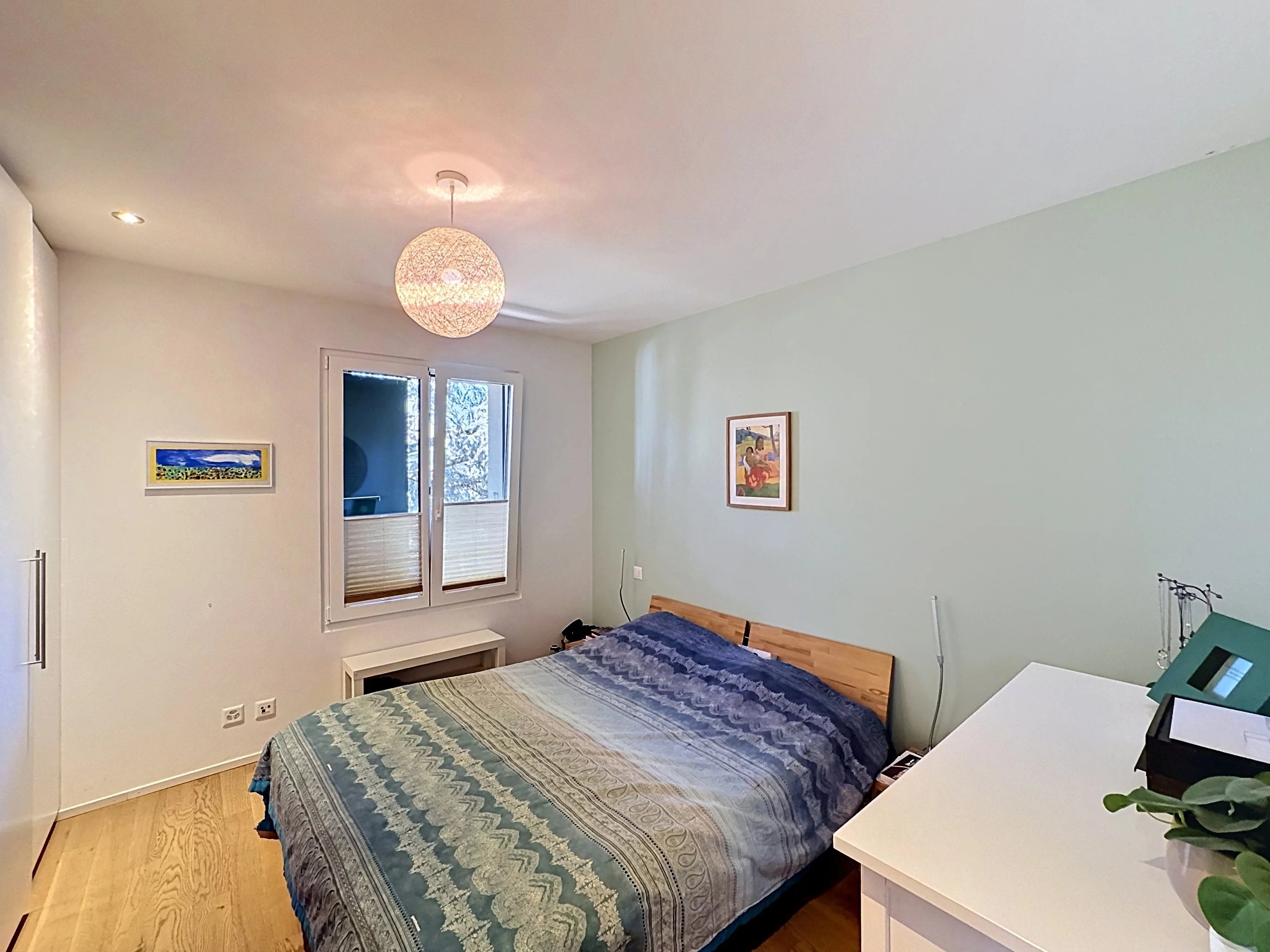 Helles Schlafzimmer mit schlichtem Mobiliar
