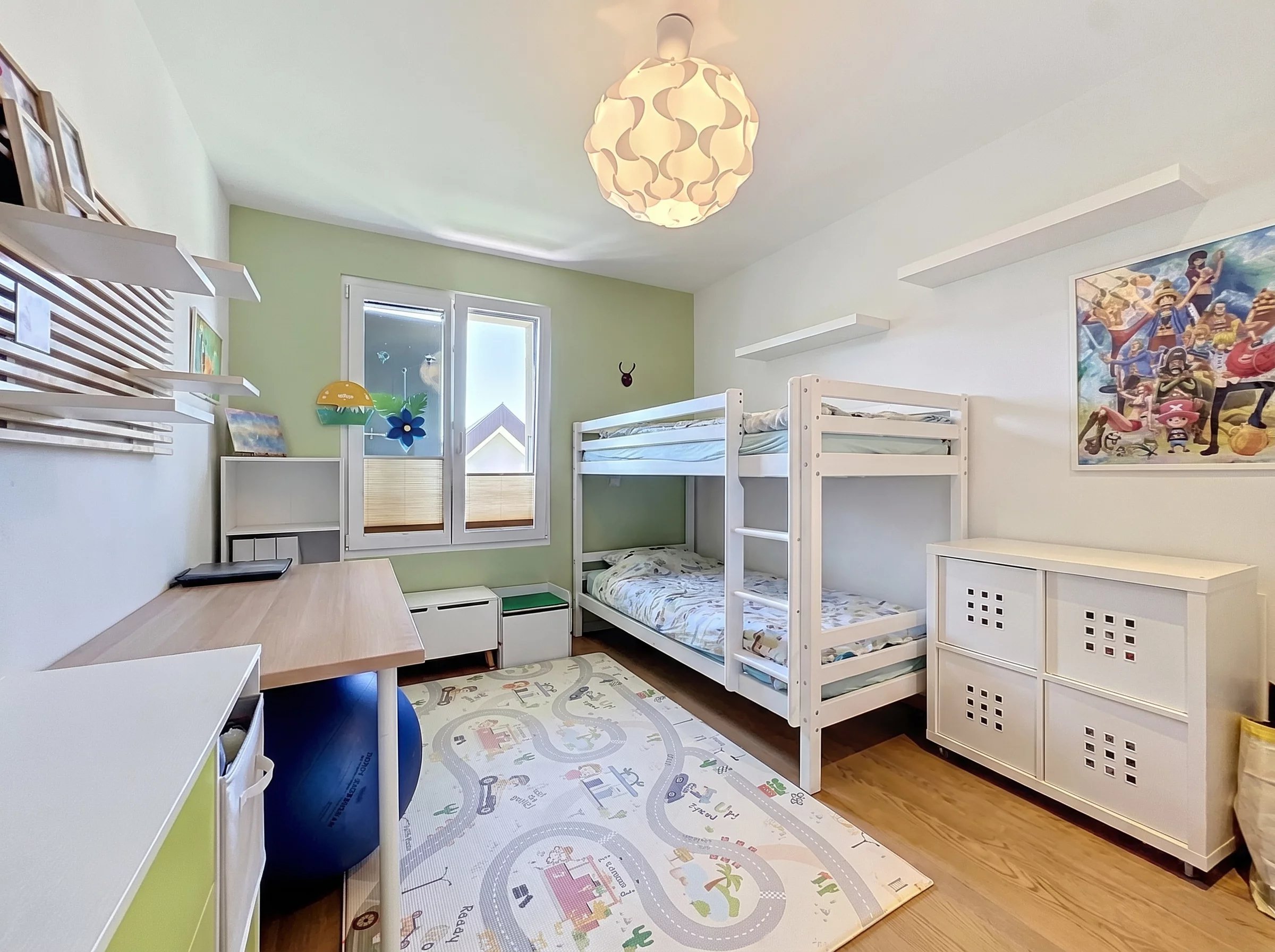 Kinderzimmer mit Etagenbett und Schreibtisch