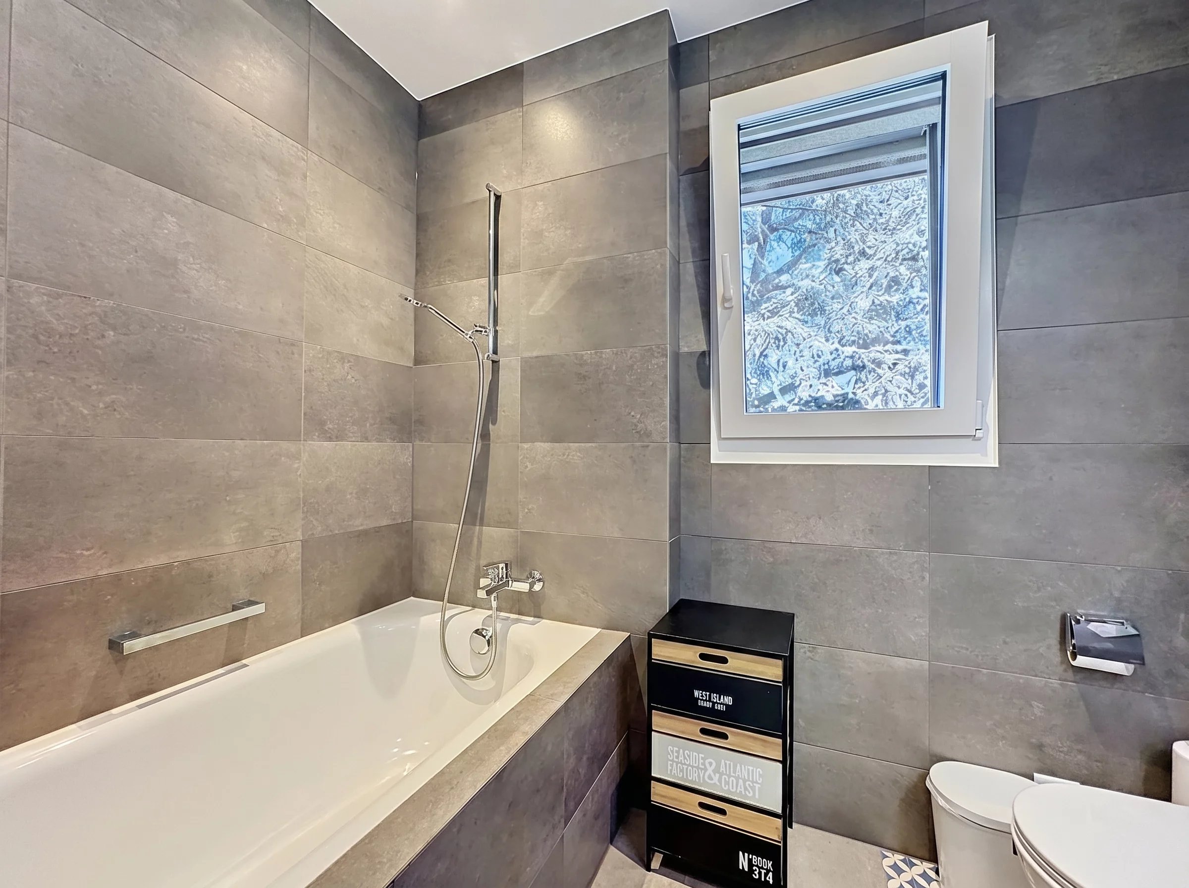 Modernes Badezimmer mit Badewanne und Fenster