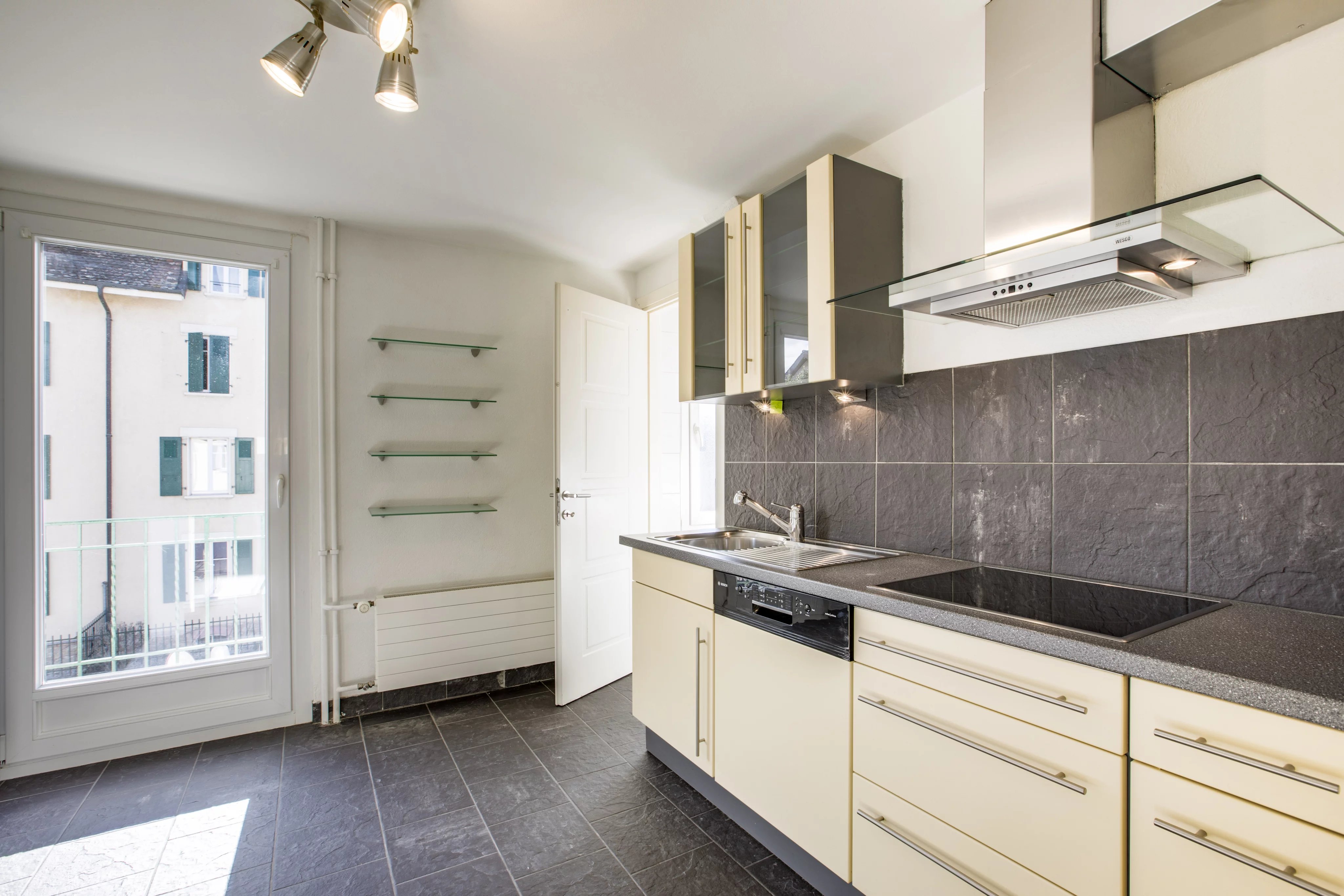 Moderne Küche mit Fenster