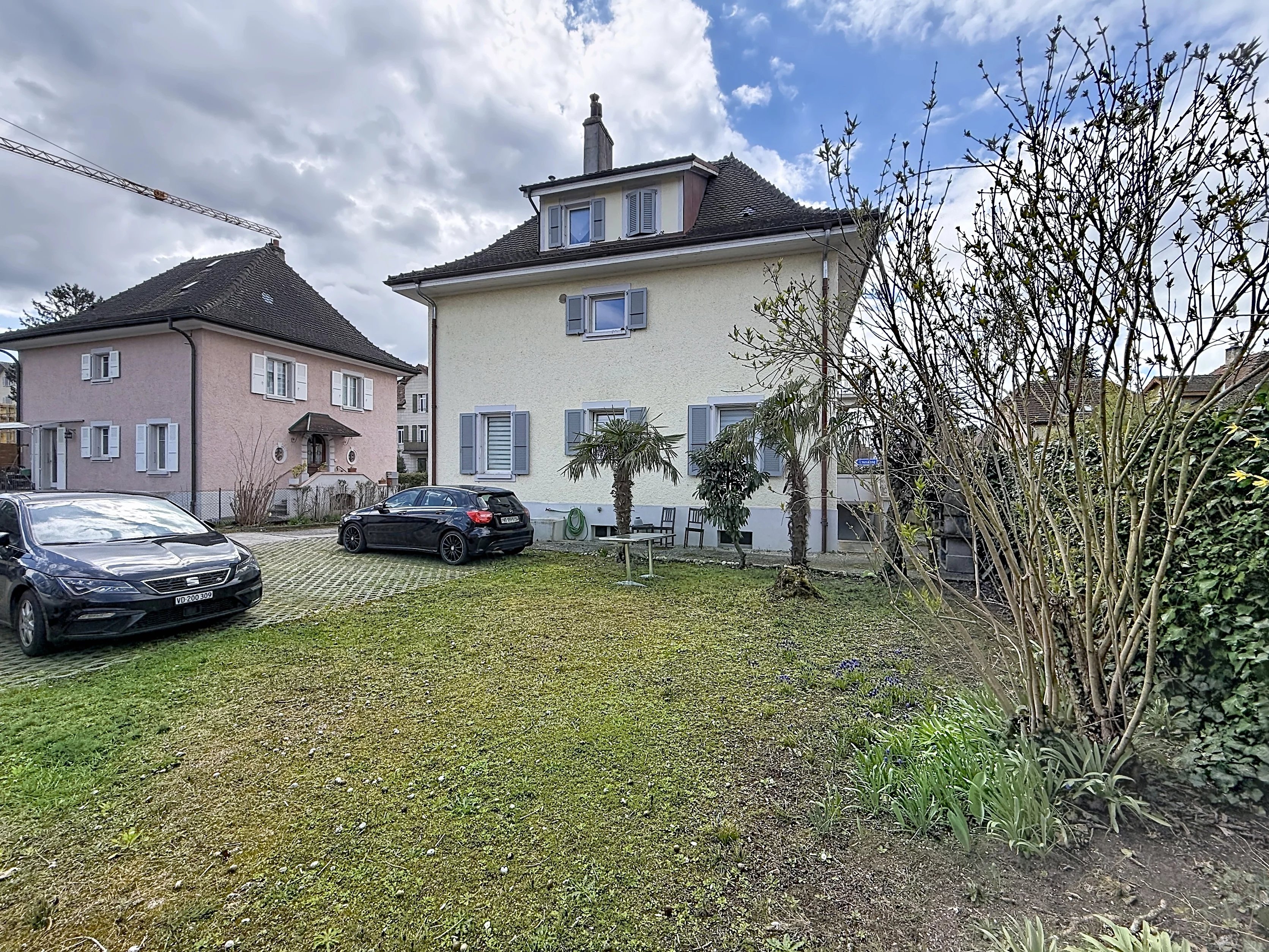 Wohnhaus mit Garten und Zufahrt