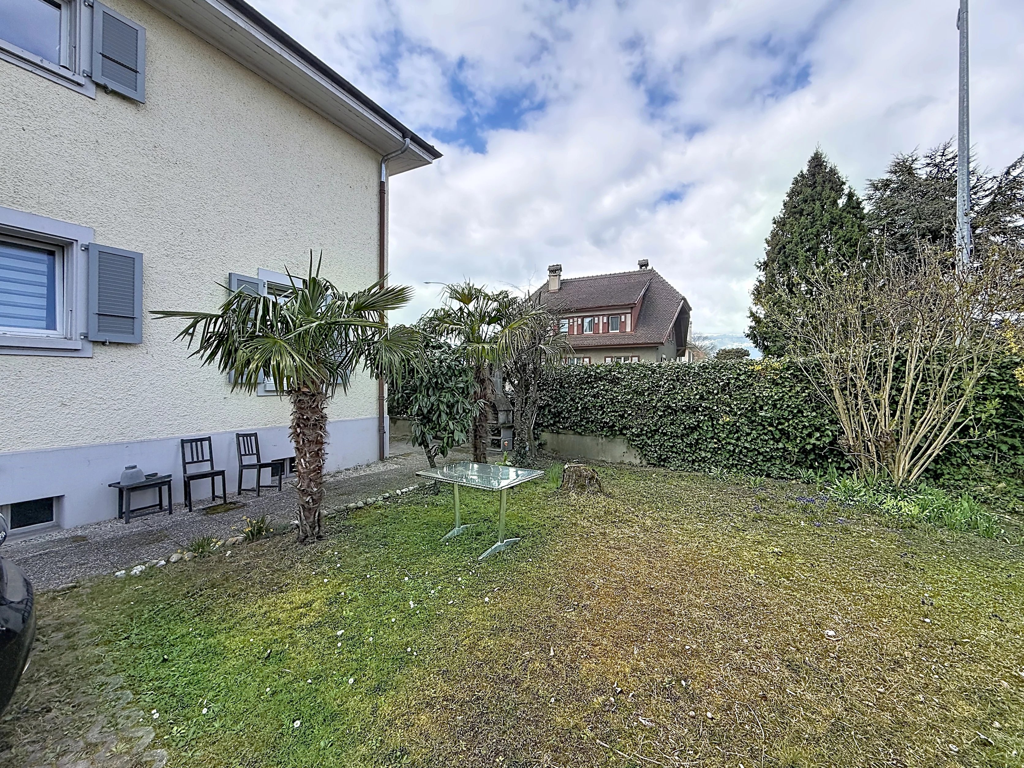 Gartenansicht mit Terrasse und Hausfassade