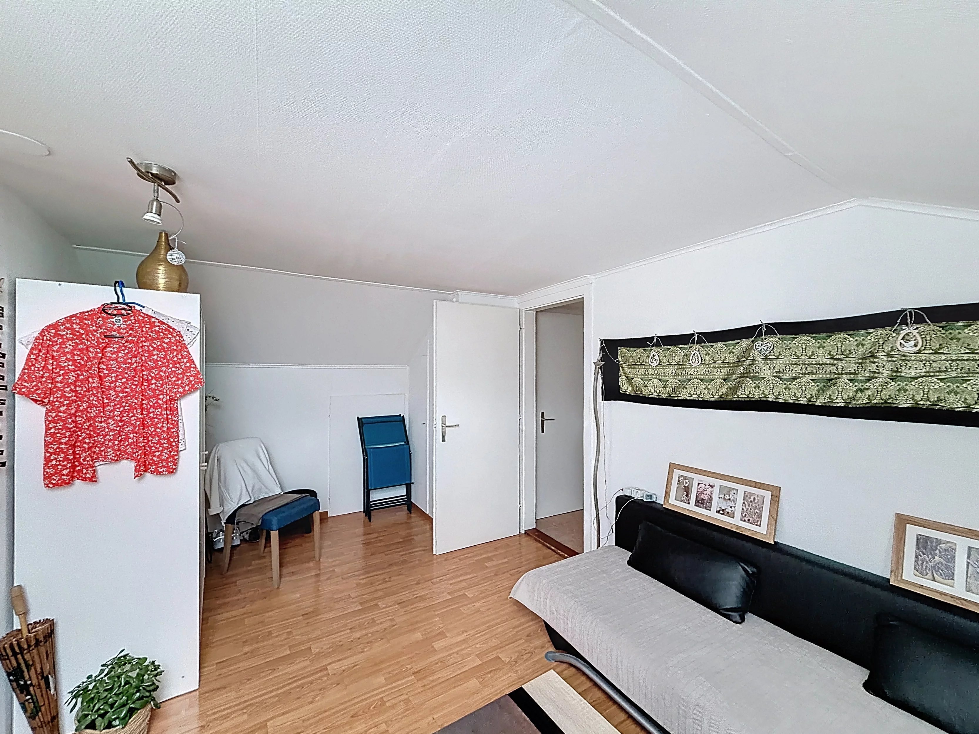 Schlafzimmer mit Dachschräge