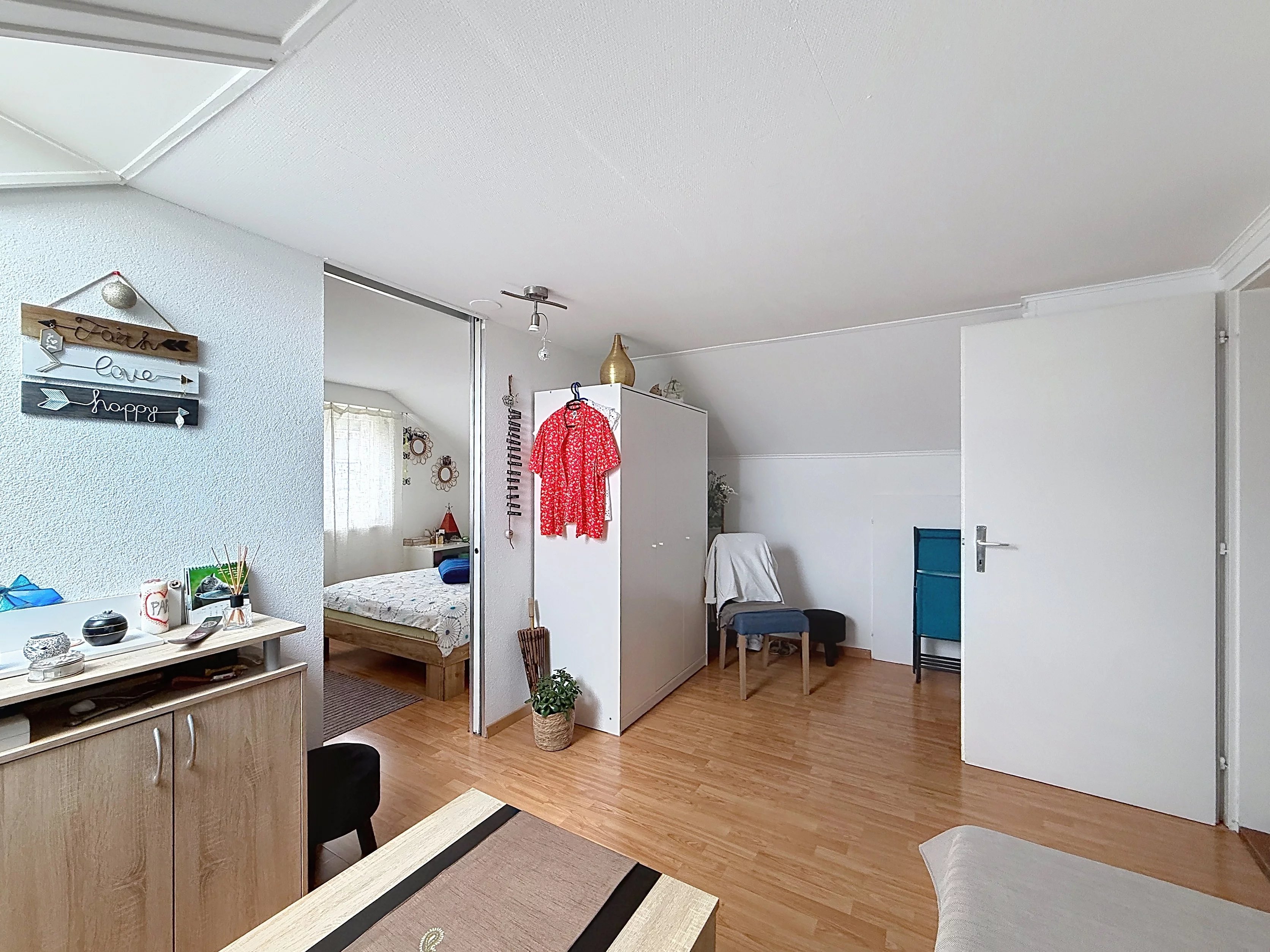 Helles Schlafzimmer mit Dachschräge