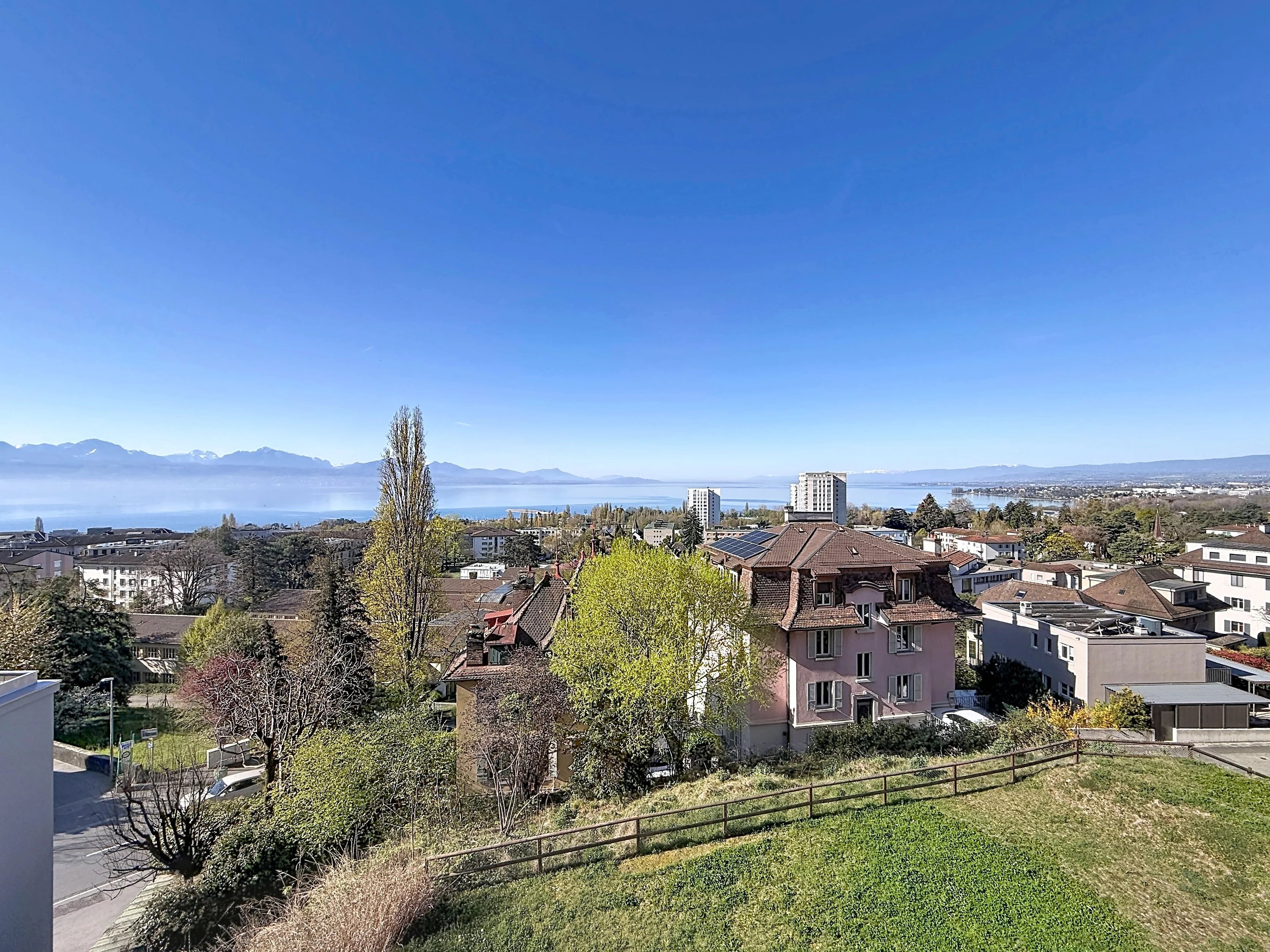Weitläufiger Seeblick über ein Wohnviertel