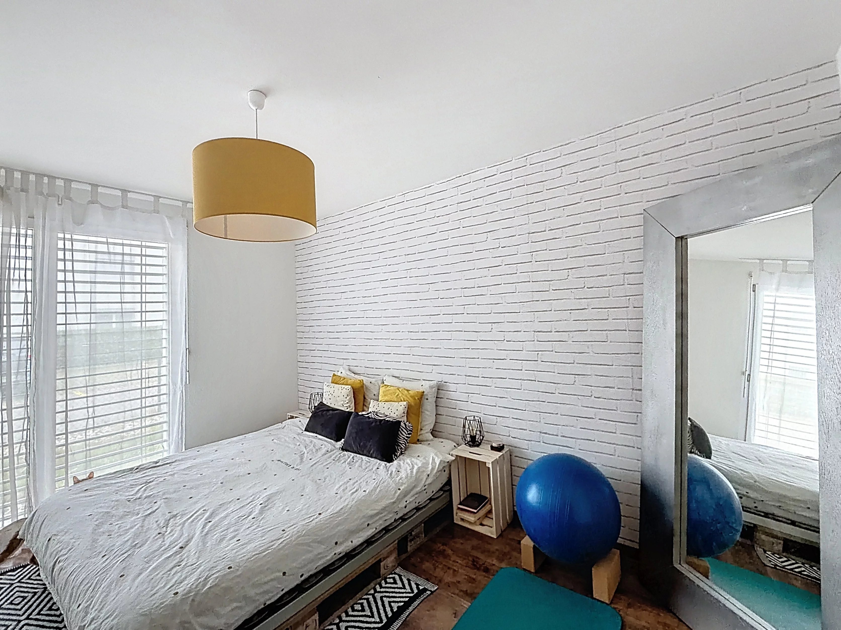Modernes Schlafzimmer mit Balkonlicht