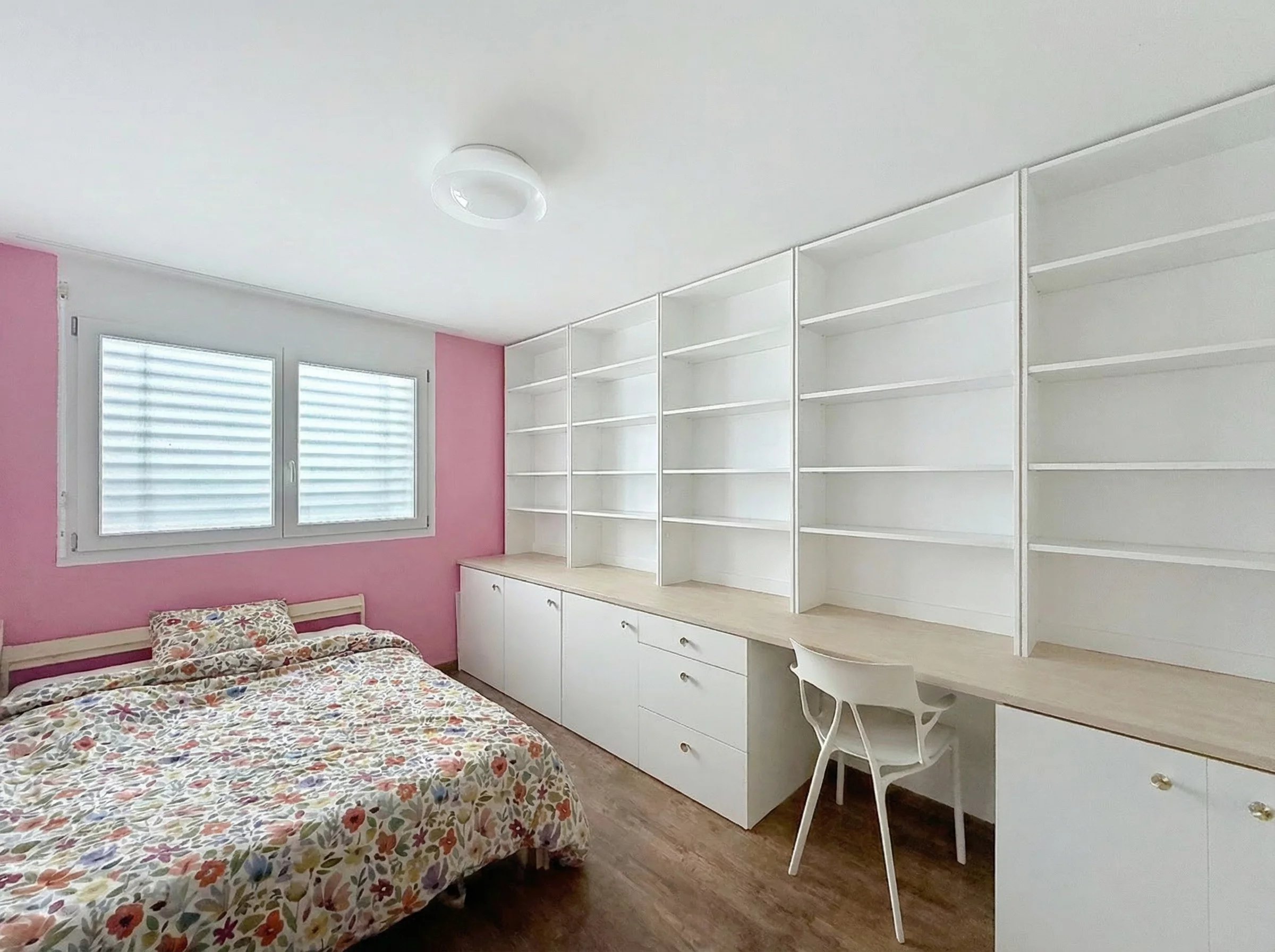 Helles Schlafzimmer mit maßgefertigter Stauraumlösung