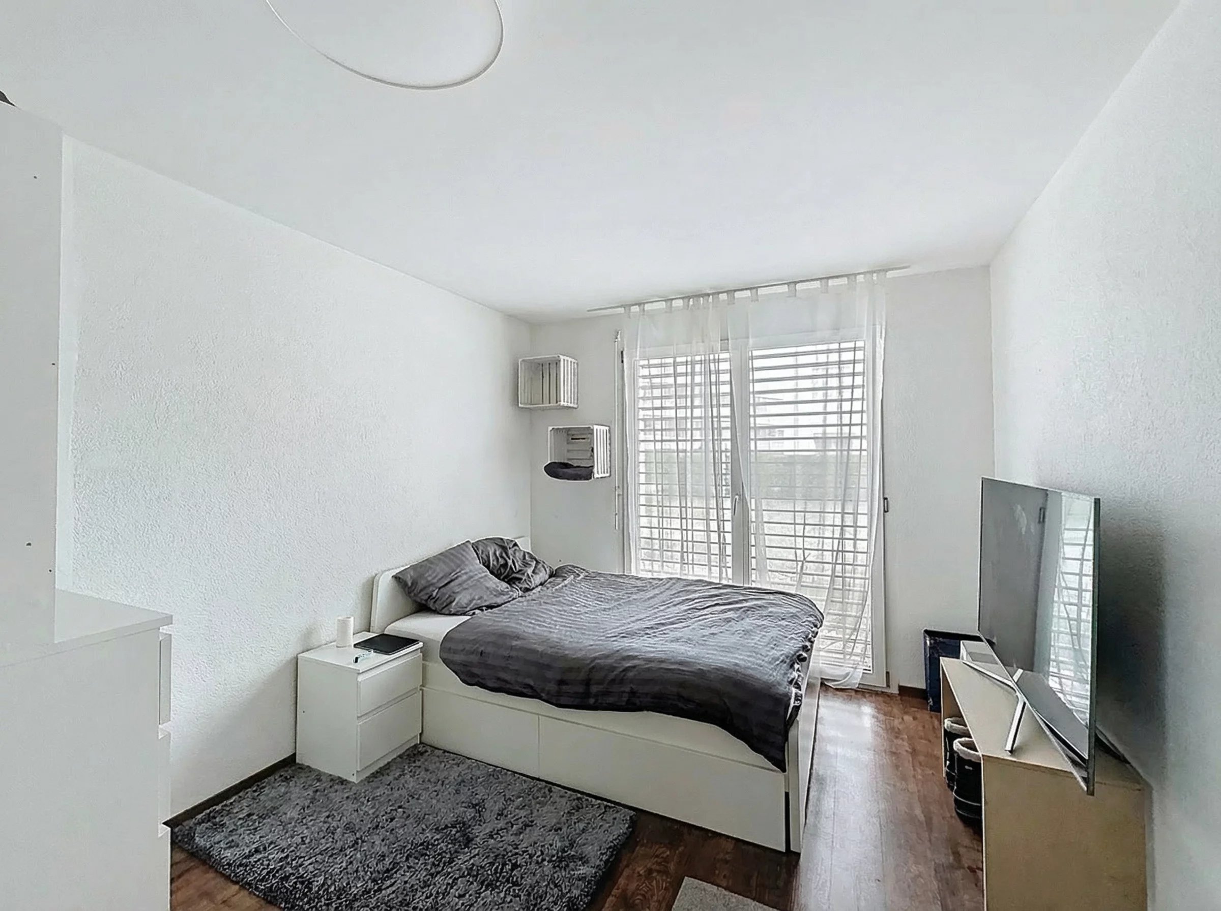 Helles Schlafzimmer mit minimalistischem Einrichtungsstil